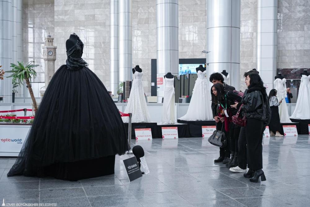 Bu gelinliği görenler bakakalıyor! Siyah renkle verilmek istenen mesaj ne?