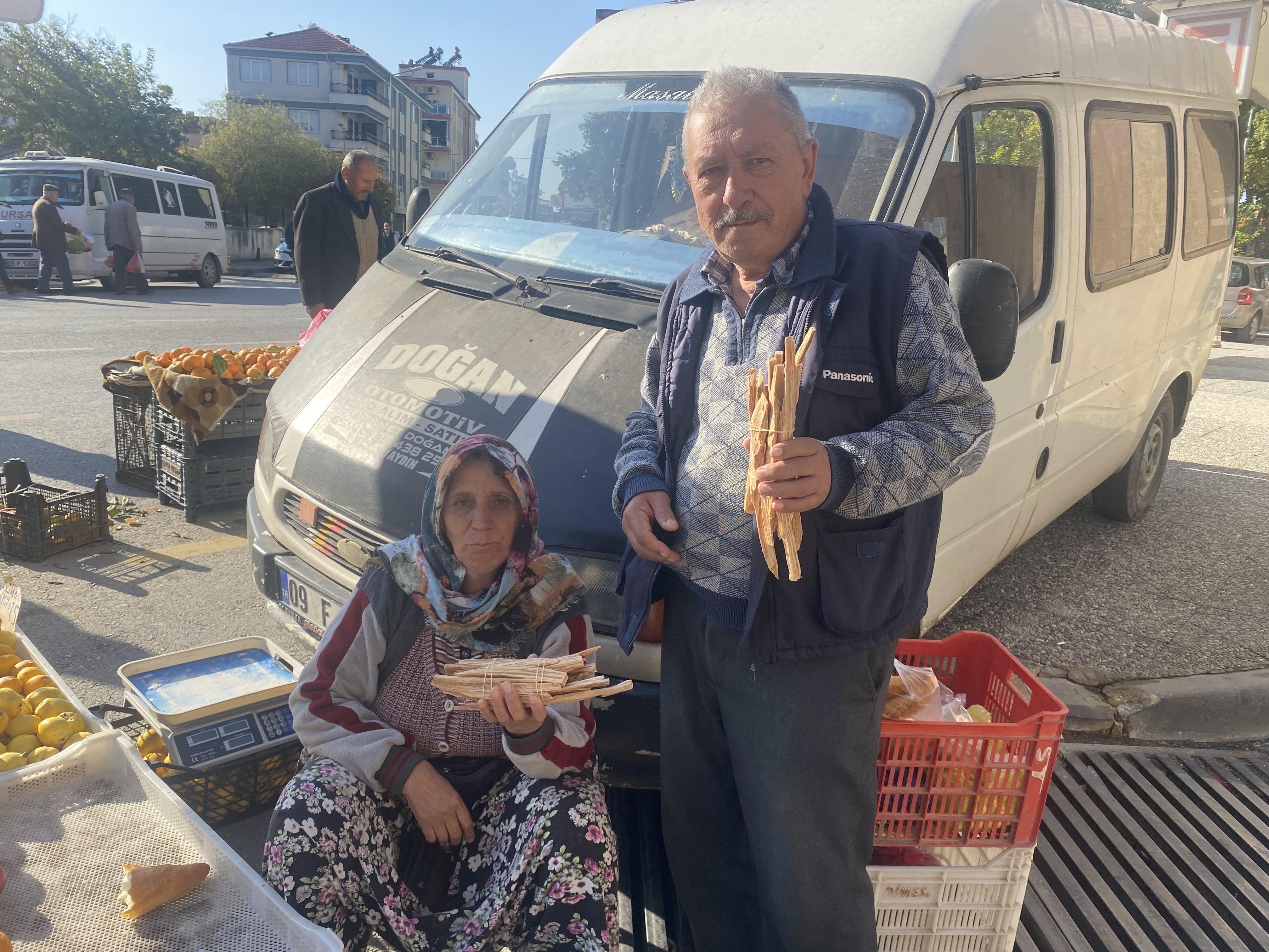 Aydın'da 30 yıldır pazarda satış yapıyorlar: "Satışlar maaş günlerinde hareketleniyor"