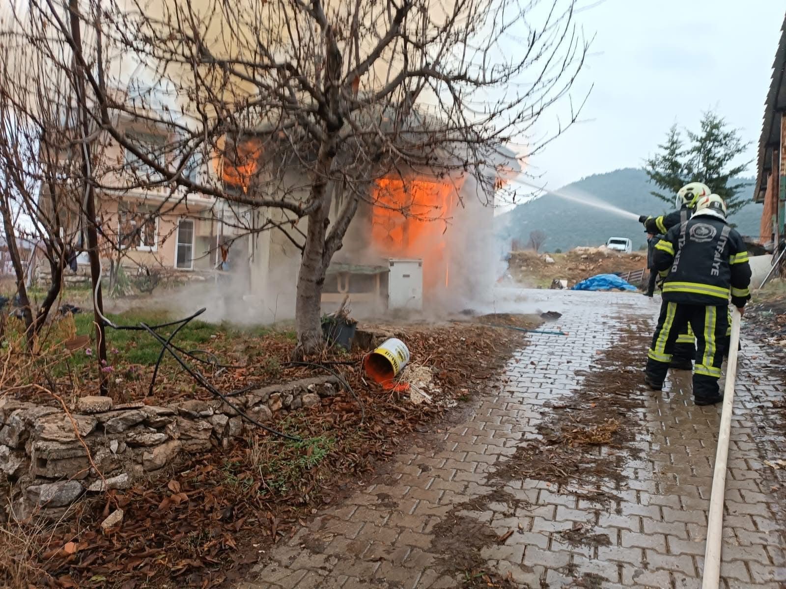 İşyerinde çıkan yangın mahalleye yayıldı