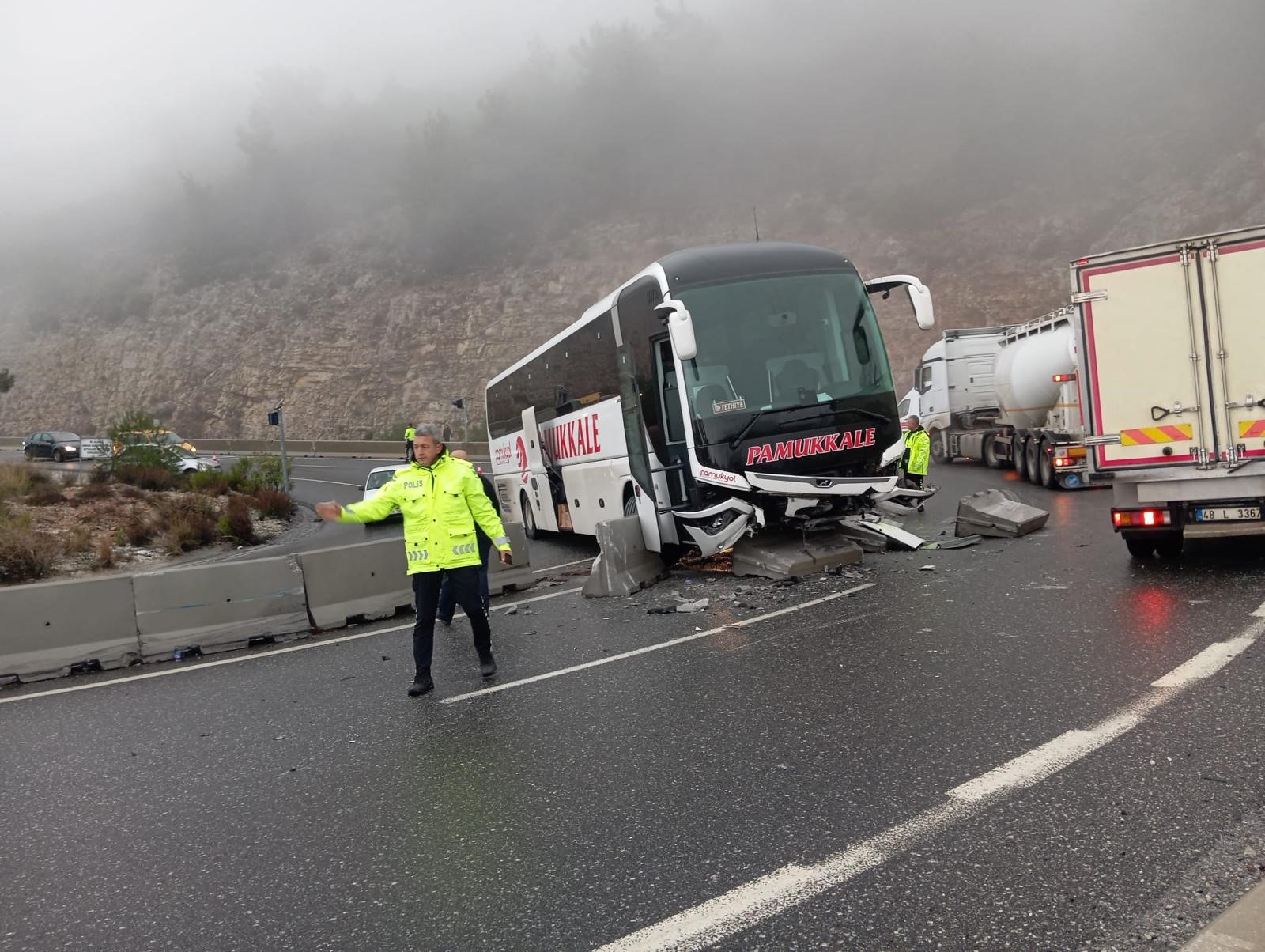 Yolcu otobüsü bariyere çarptı! 5 yaralı