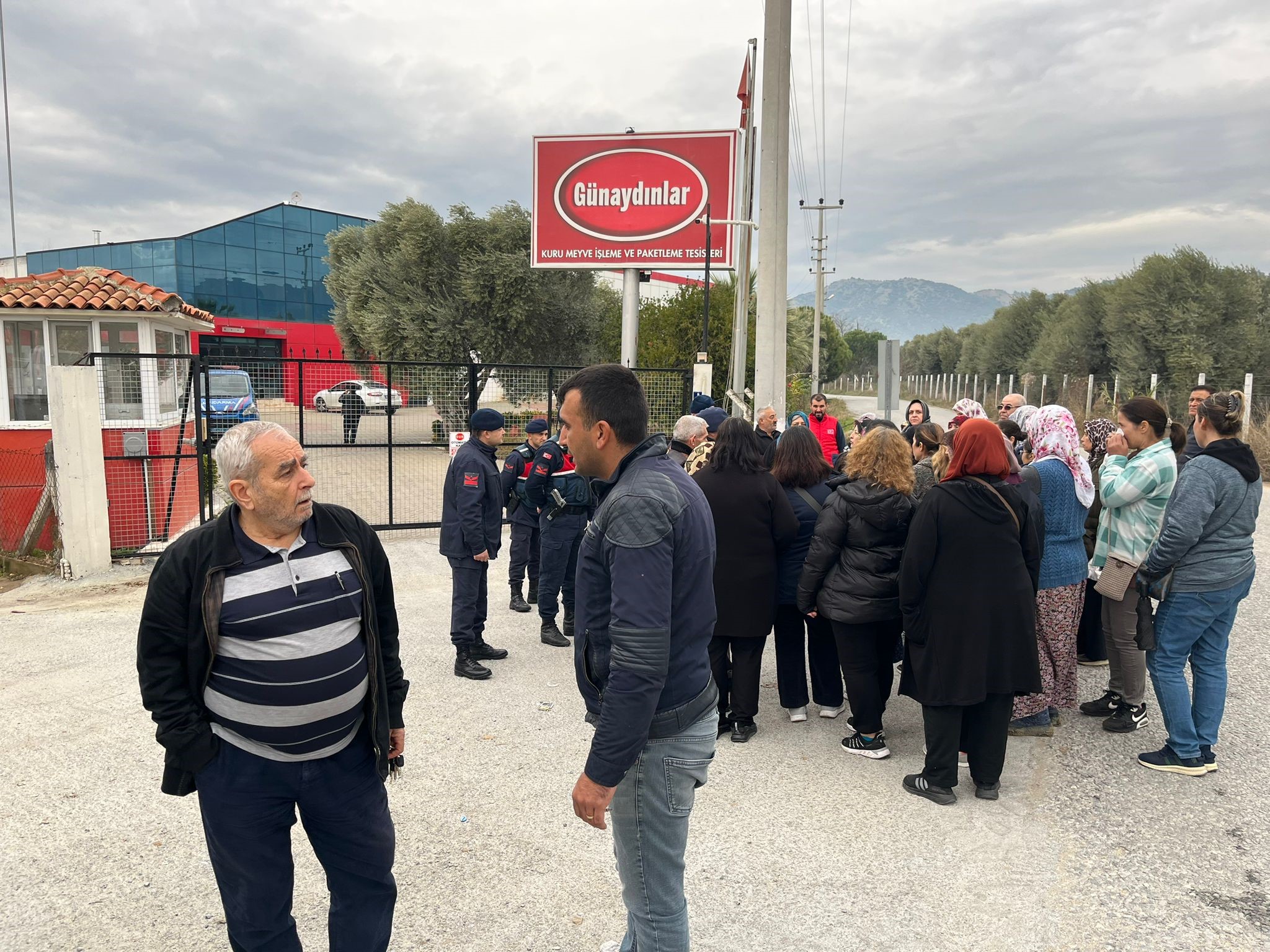 Aydın’da iflas eden işletme çalışanları toplandı! İşletme sorumlularına ulaşılmıyor