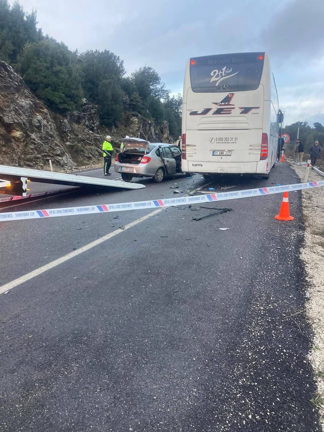 Yaşlı karı kocayı ölüm ayırdı! Hurdaya dönen araçta can verdiler