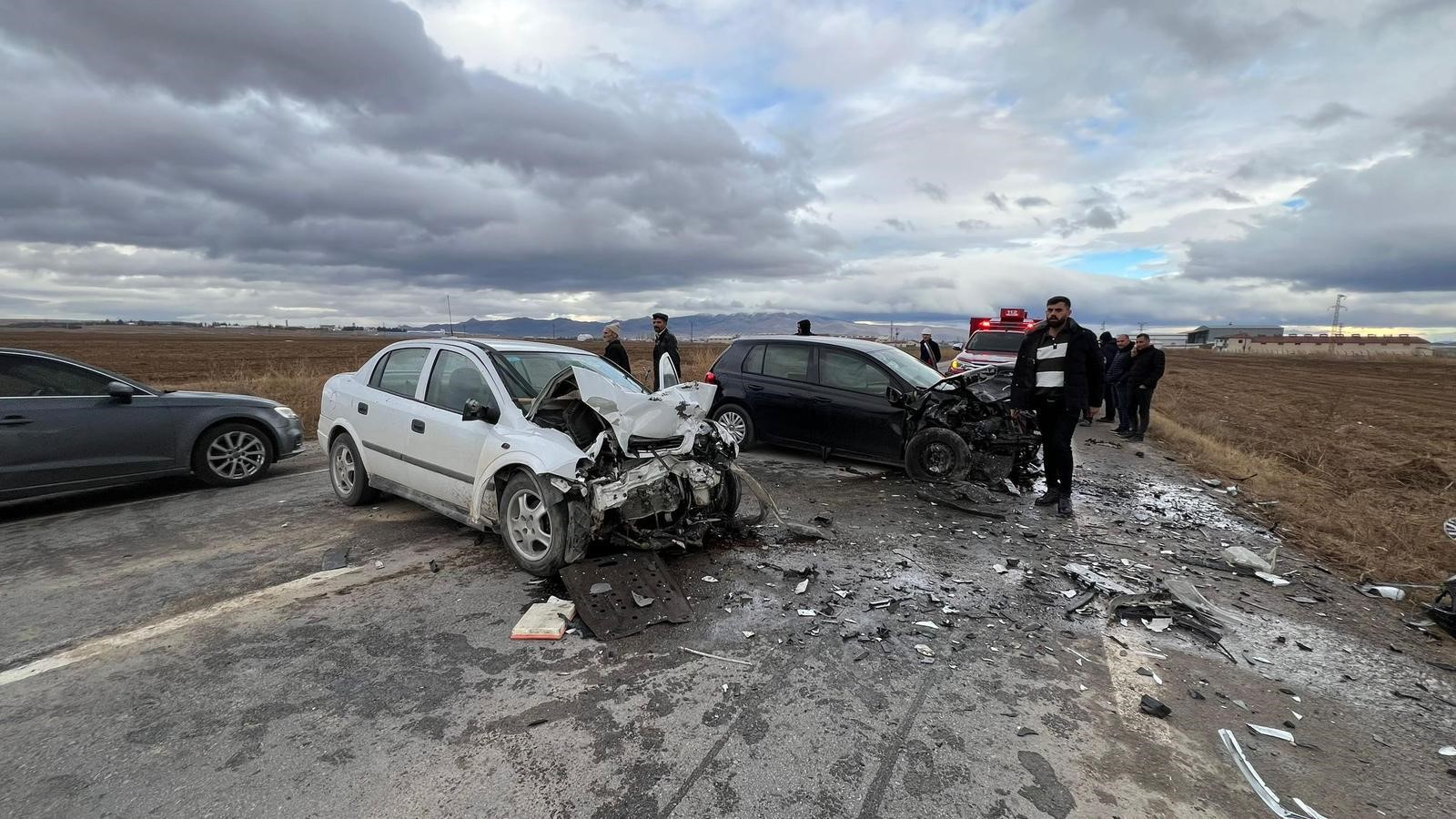 Karayolu savaş alanına döndü! 3 ölü, 4 yaralı