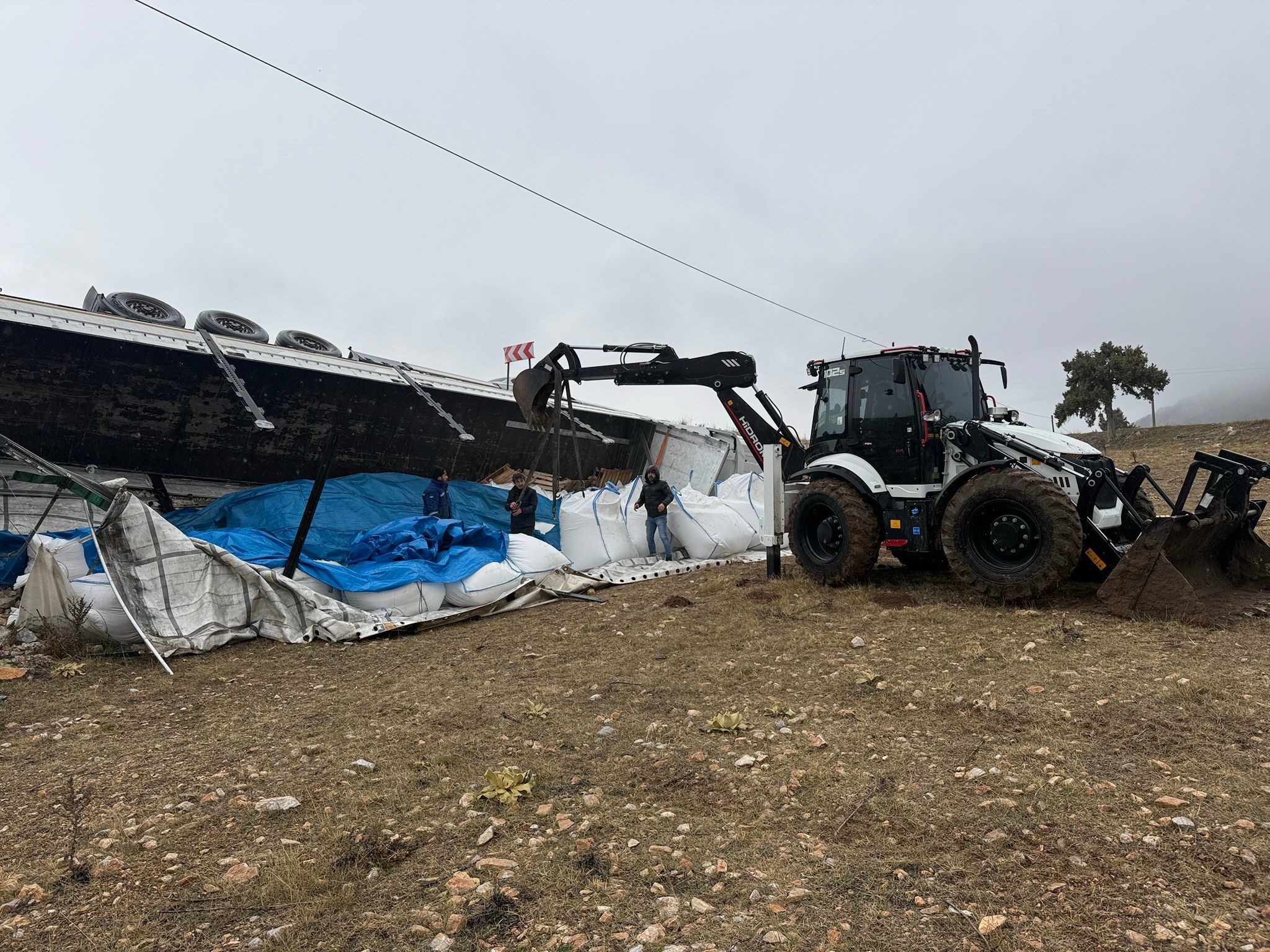 Şarampole devrilen tırın sürücüsü yaralandı! Tonlarca şeker yola saçıldı