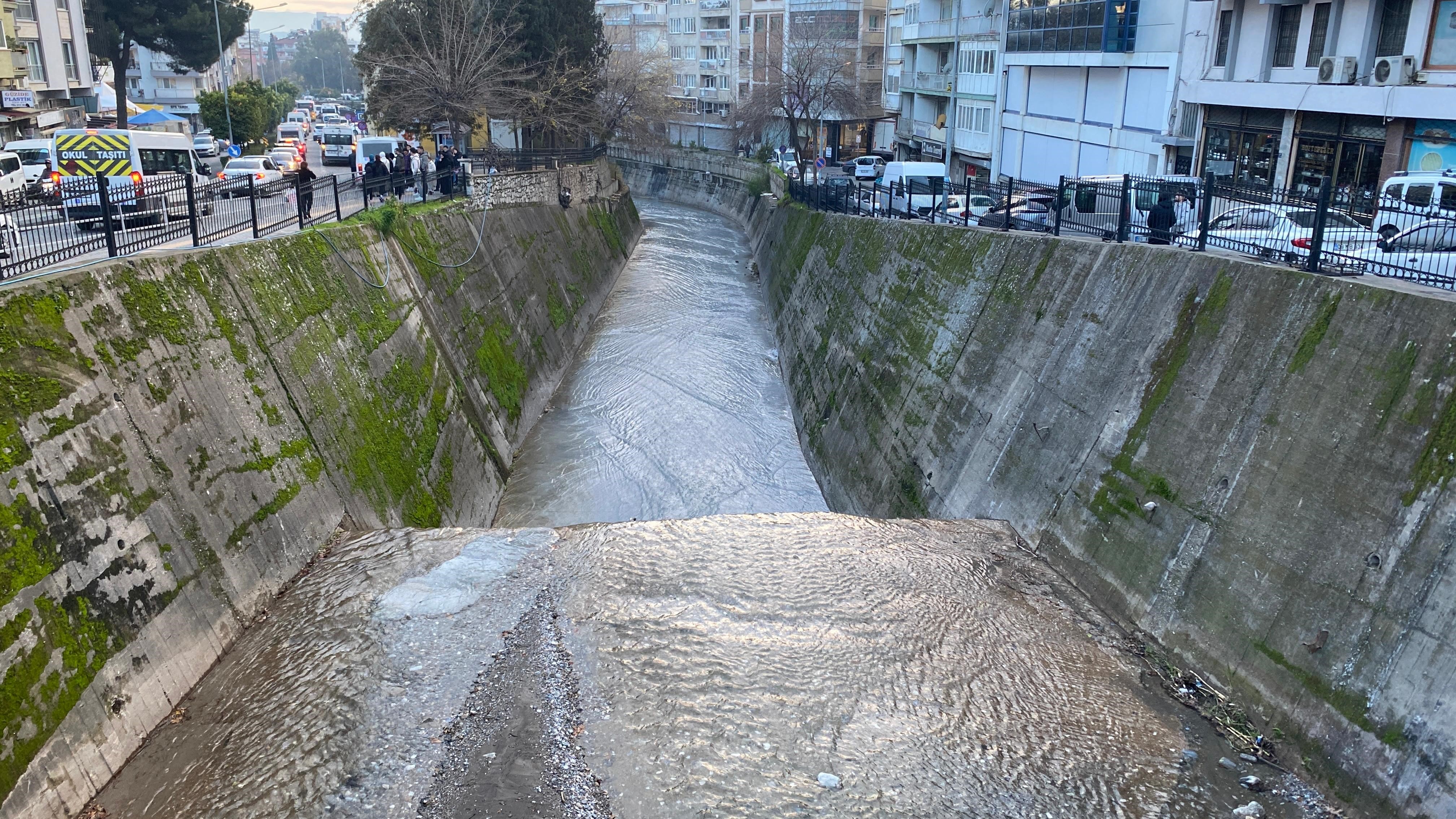 Aydın'da akıntı ne varsa alıp götürdü! Yetkililer vatandaşları uyardı