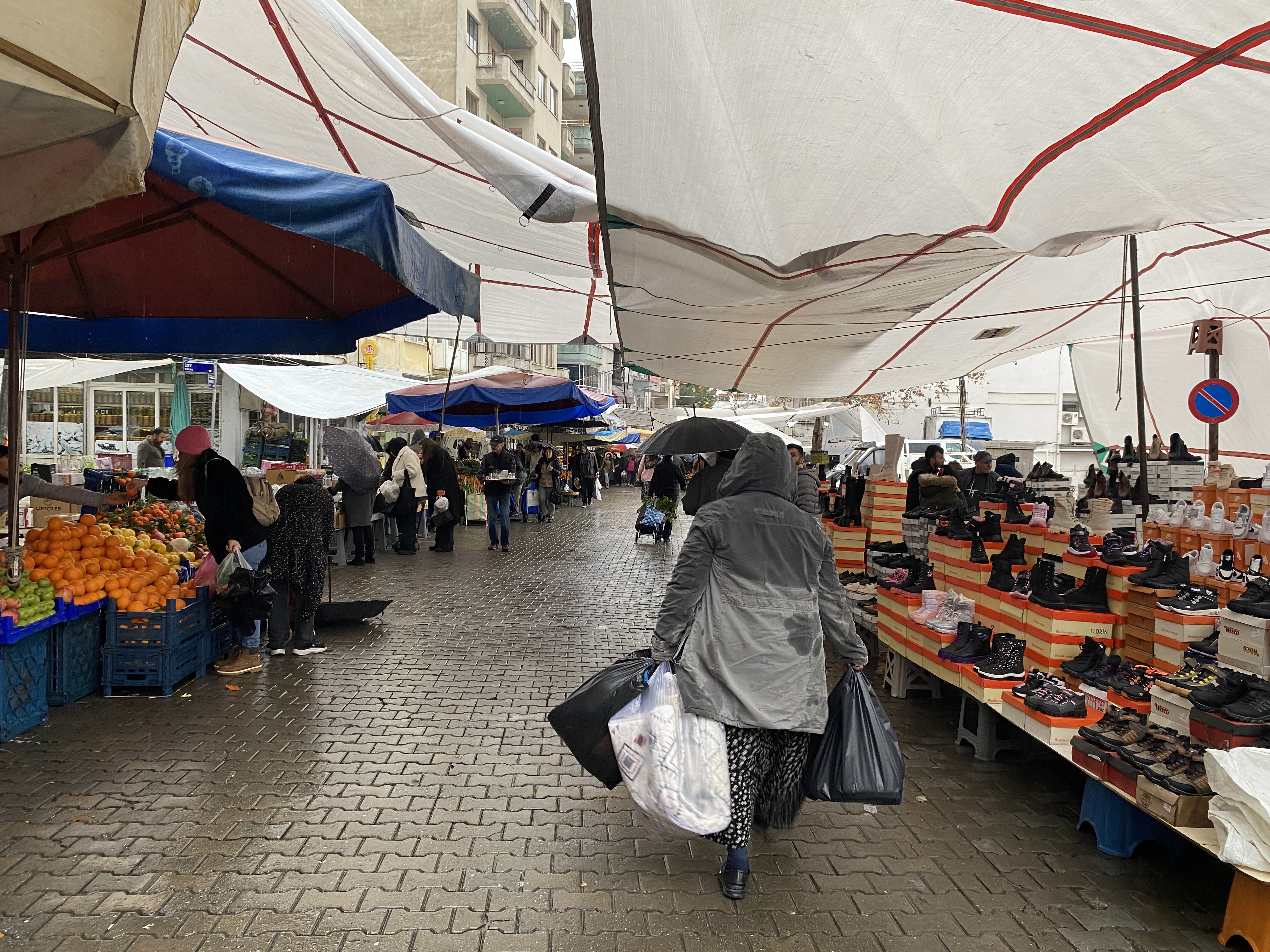 Aydın Salı Pazarı’na yağmur engeli: Vatandaşlar tezgah açamadı