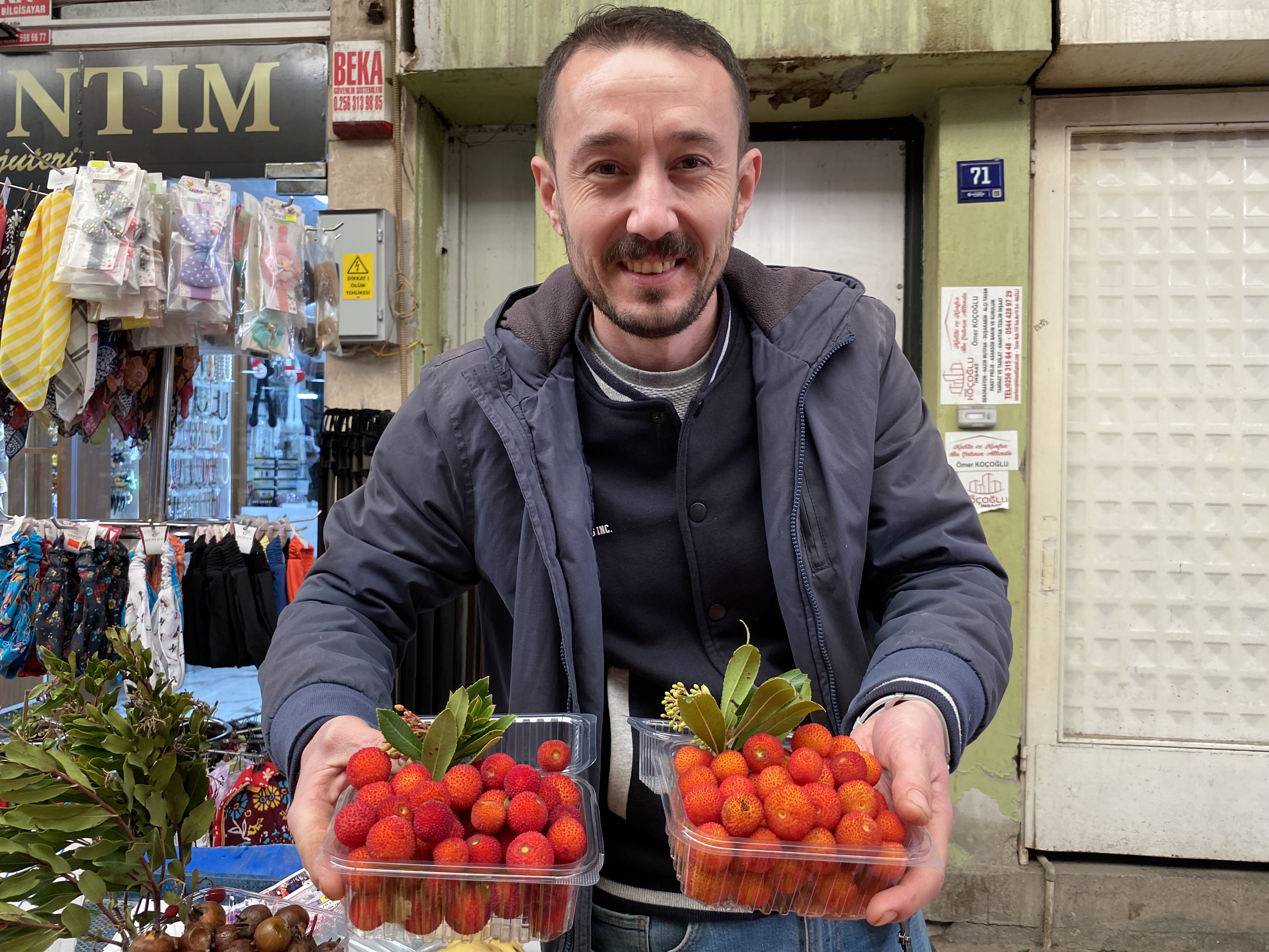 Aydın'da bu çilek sadece bu stantta satılıyor: "Günde 100 paket gidiyor"