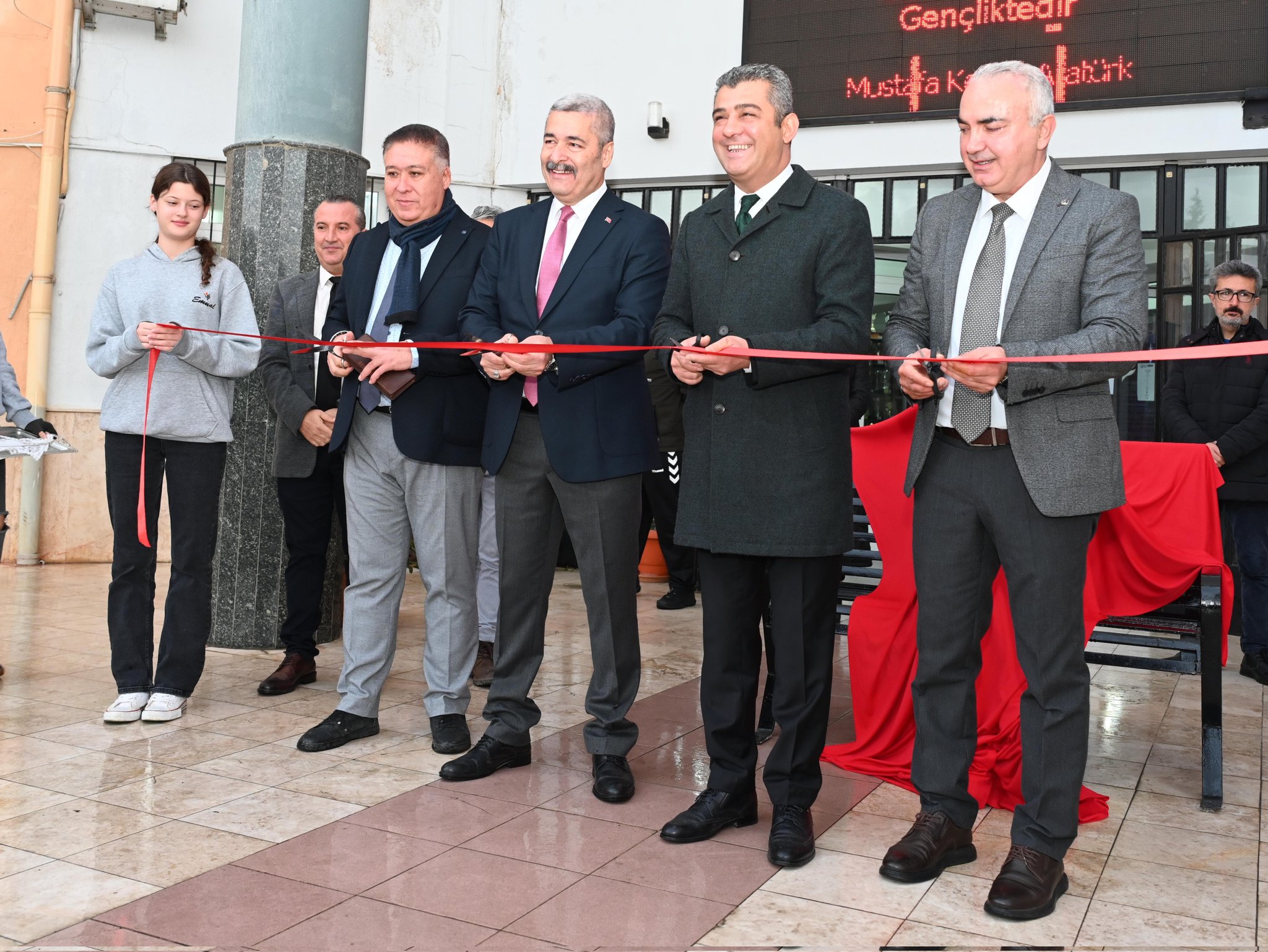 Aydın’da sanat, eğitimle buluştu: Kitap okuyan öğrenci heykeli yapıldı