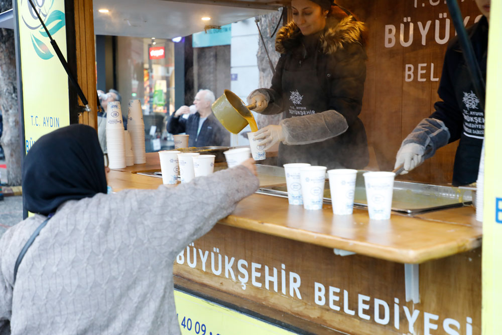 Başkan Çerçioğlu’nun ikramı vatandaşın içini ısıttı