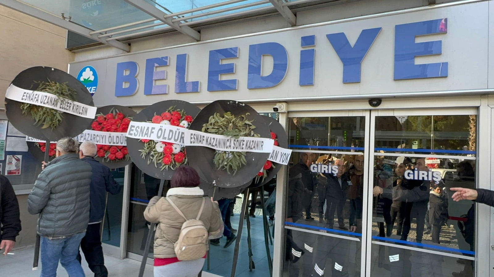 Söke esnafından tabutlu protesto! “Sana verdiğimiz oylar haram olsun!”