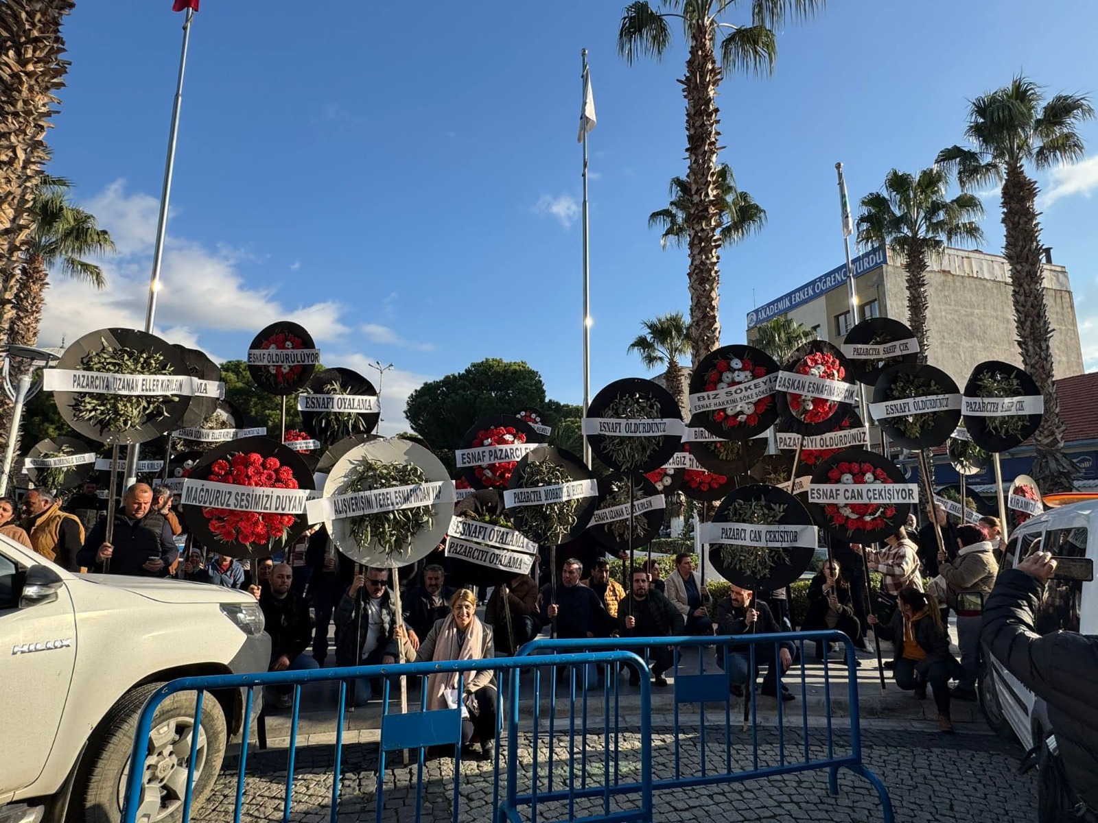 Söke esnafından tabutlu protesto! “Sana verdiğimiz oylar haram olsun!”