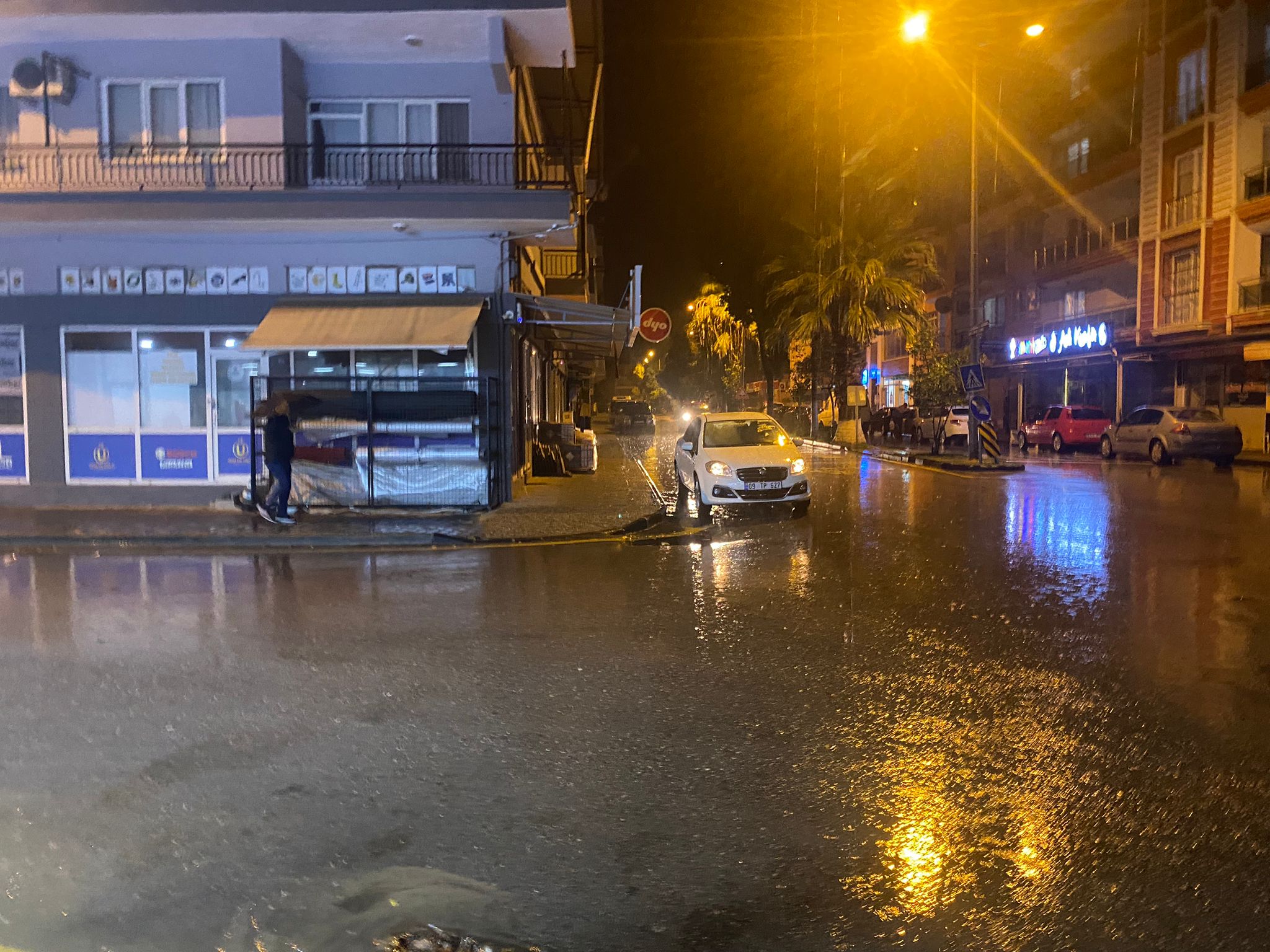 Germencik’te şiddetli yağış hayatı olumsuz etkiledi