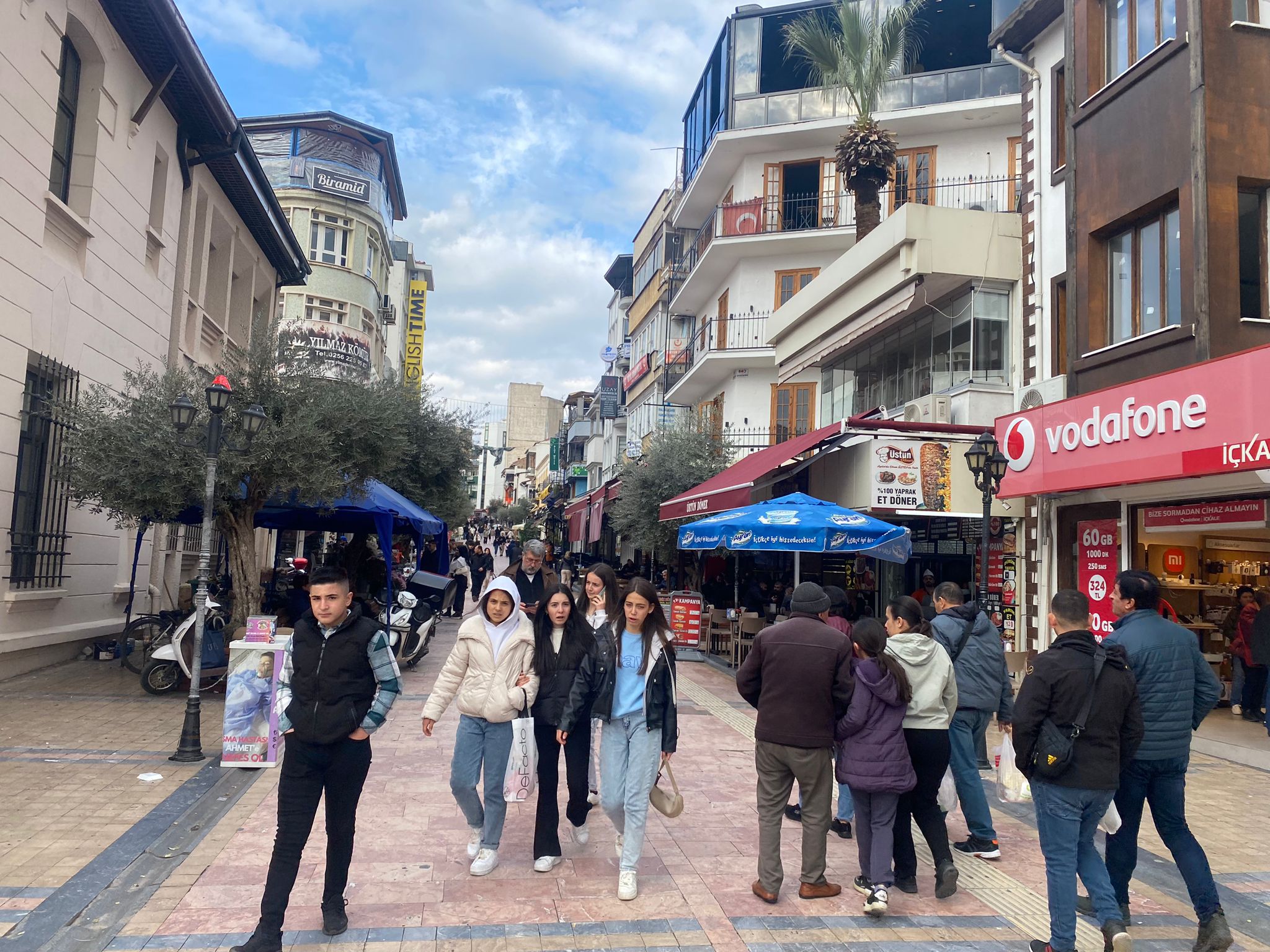 Aydınlı vatandaşlar havaya aldırmadı: Sokaklar dolup taştı