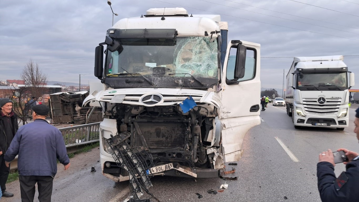 Okul servisi tırla çarpıştı! Korkunç kazada 8'i ağır 26 öğrenci yaralandı