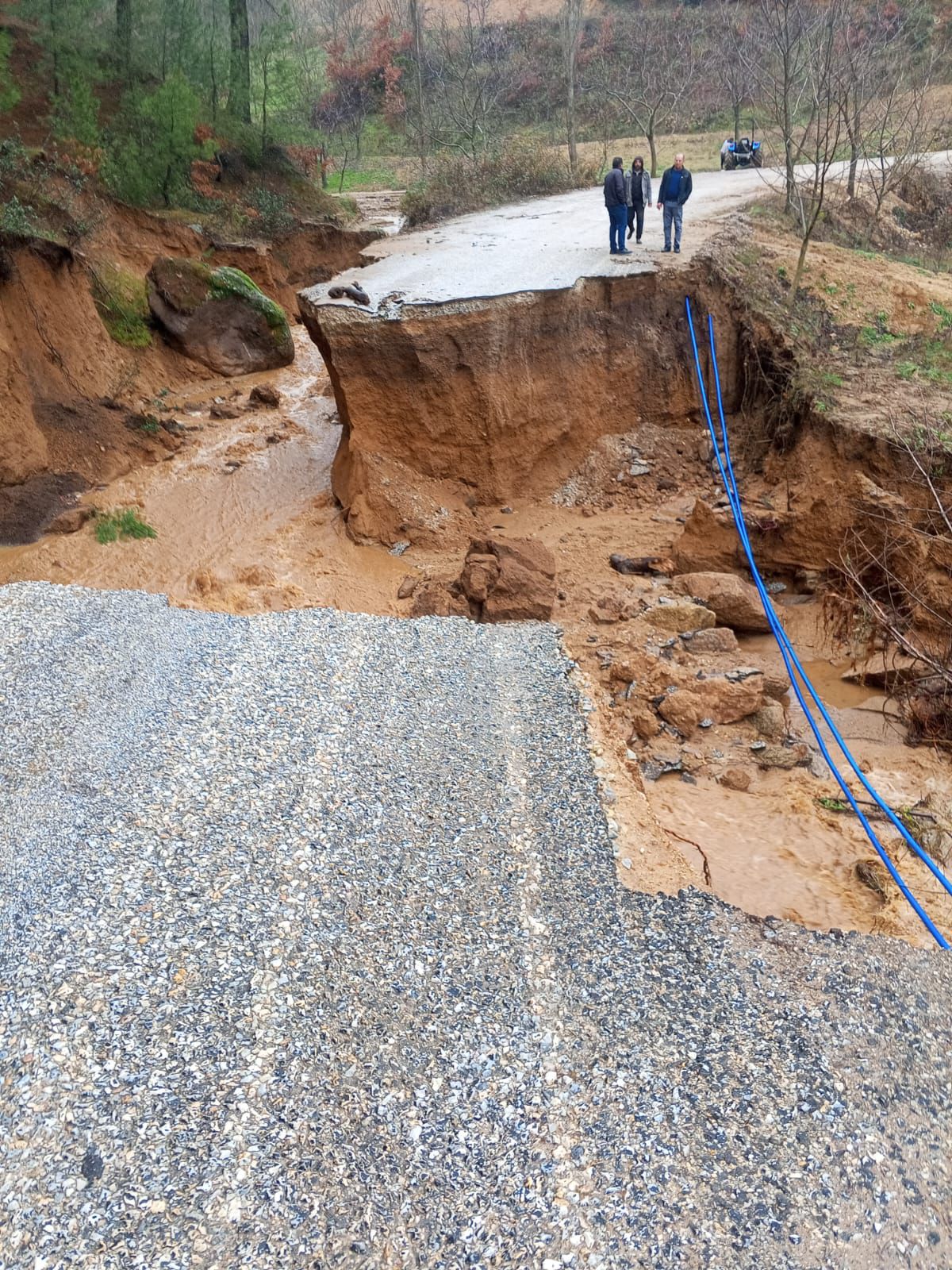 Nazilli-Alaşehir yolunda sel alarmı! Yol çöktü, araç çukura düştü