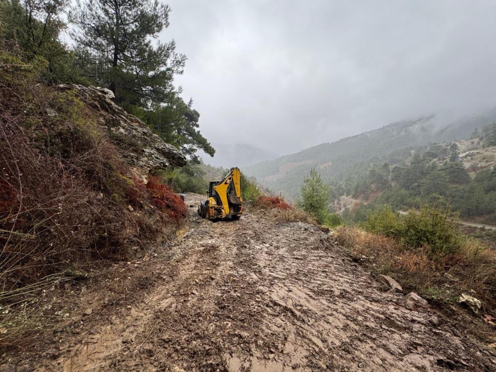 Dağlardan kayalar düşmeye başladı! Aydın'da ekipler seferber oldu