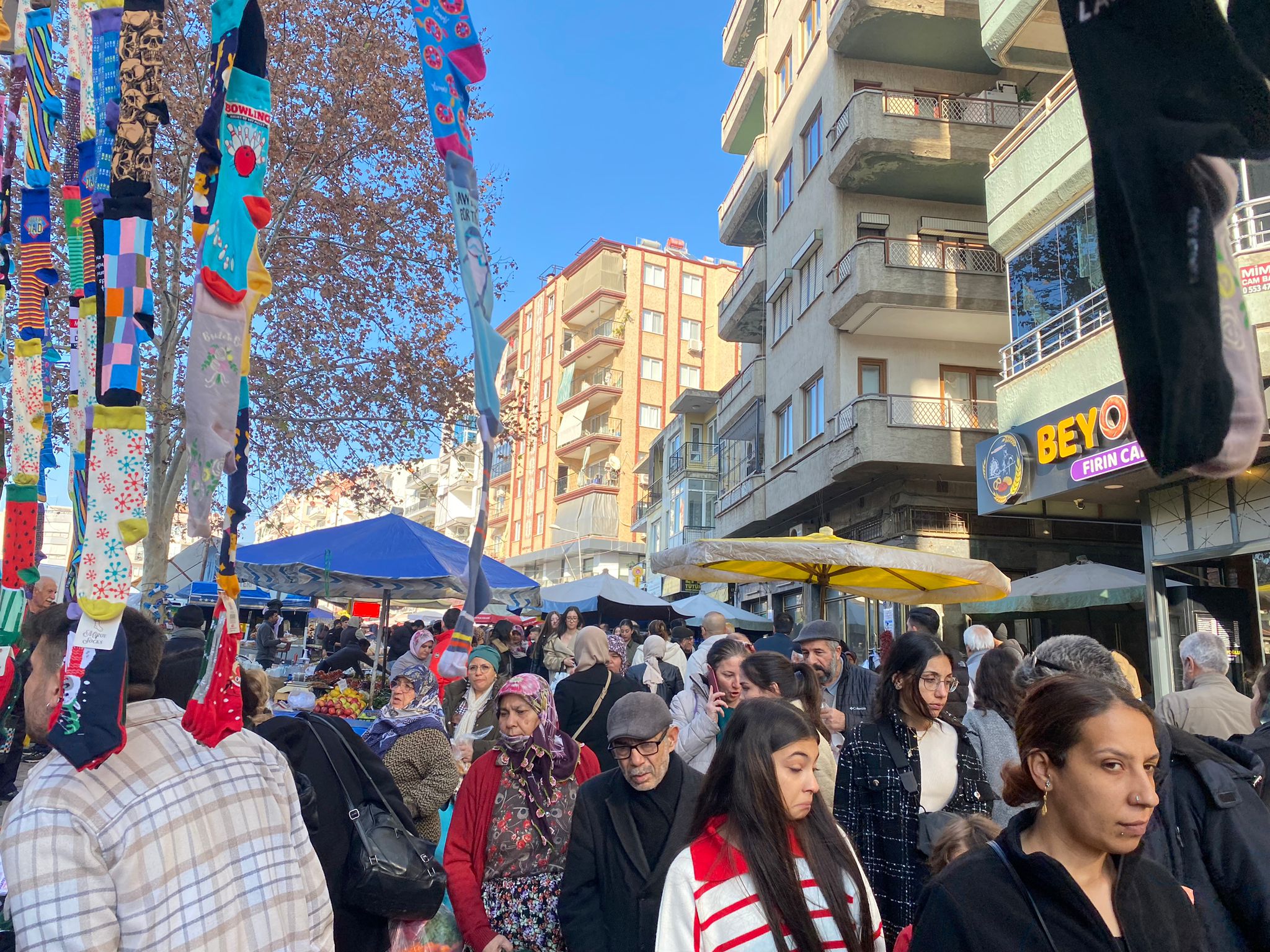 Aydın’da yılın son pazarı: Vatandaş yılbaşı akşamı için pazara akın etti 