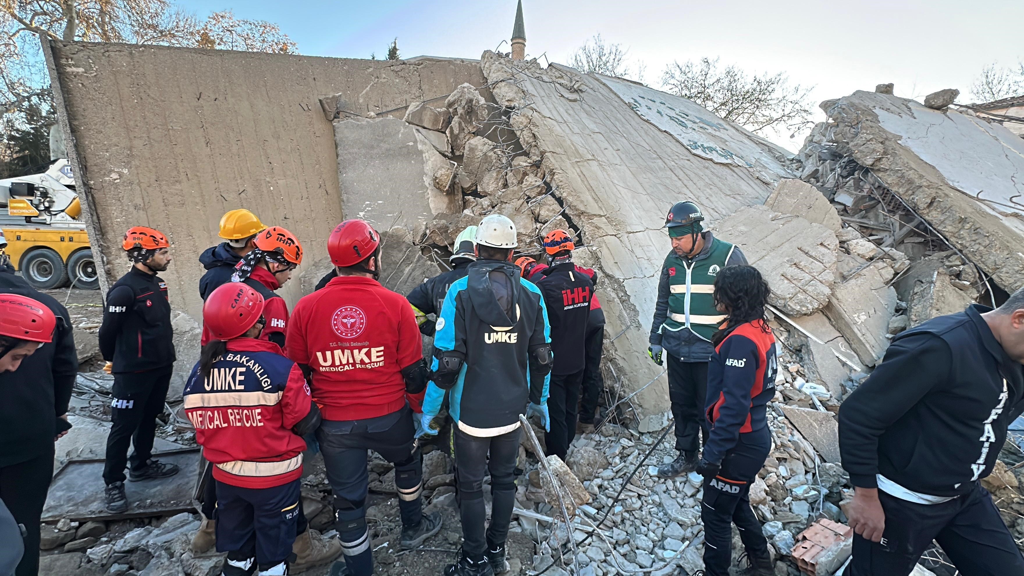 60 yaşındaki operatör enkazın altında can verdi!