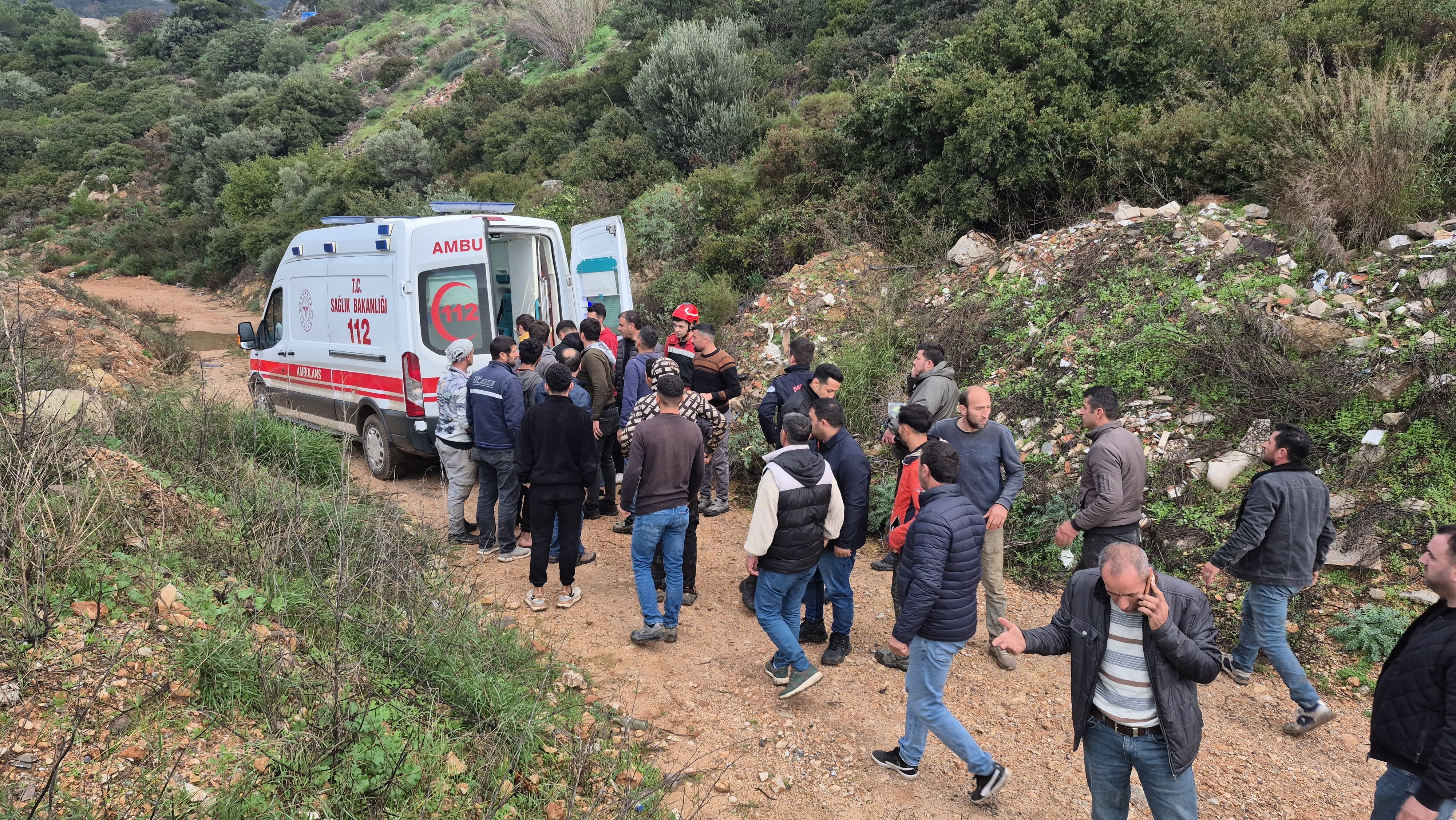 Kontrolden çıkan kamyonet şarampole yuvarlandı! 3 genç ölümden döndü 