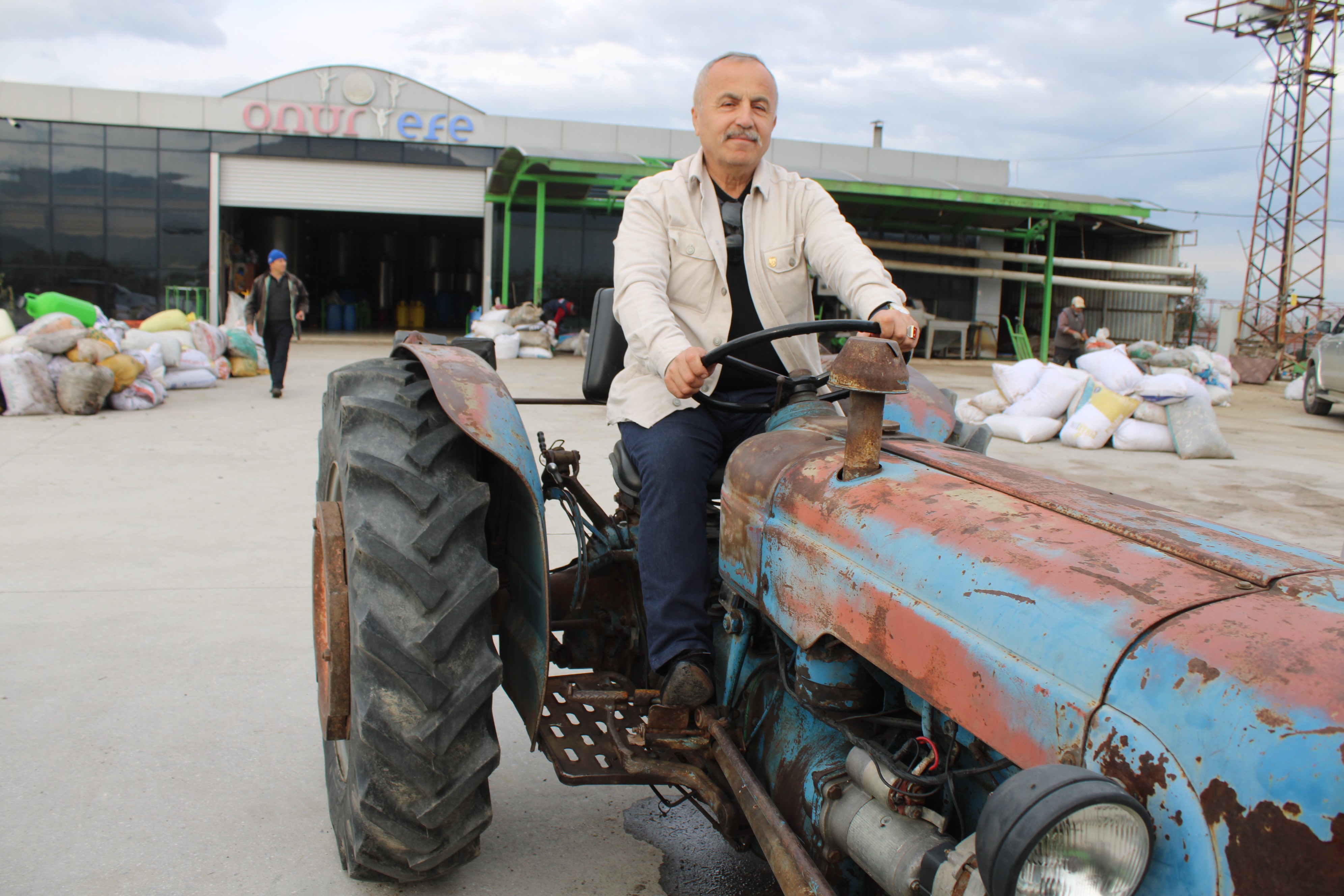 Aydınlı fabrikatör paslı traktör kullanıyor! Nedeni bir hayli ilginç 