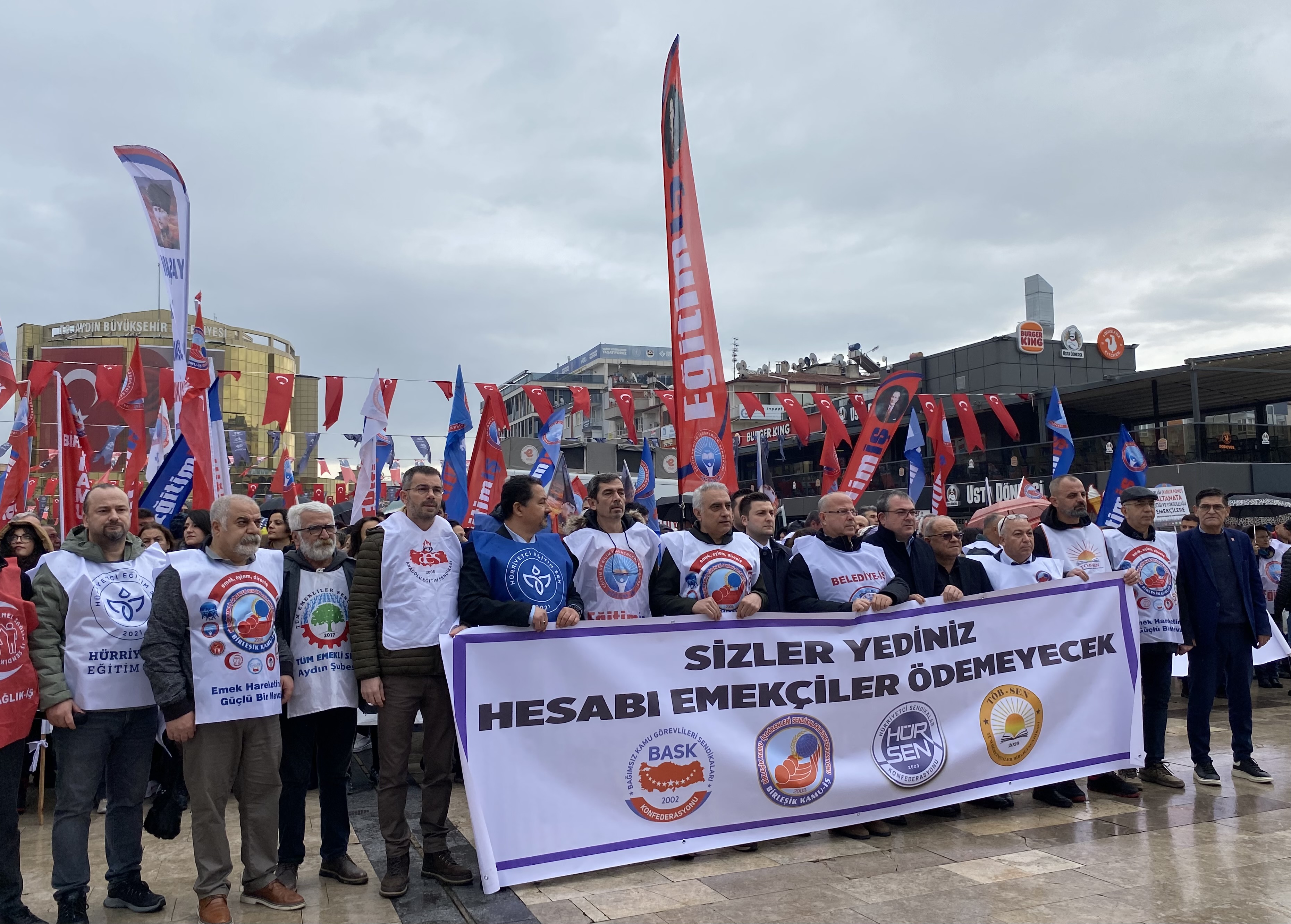 Aydın’da şemsiyeli eylem: Kamu emekçileri iş bıraktı 