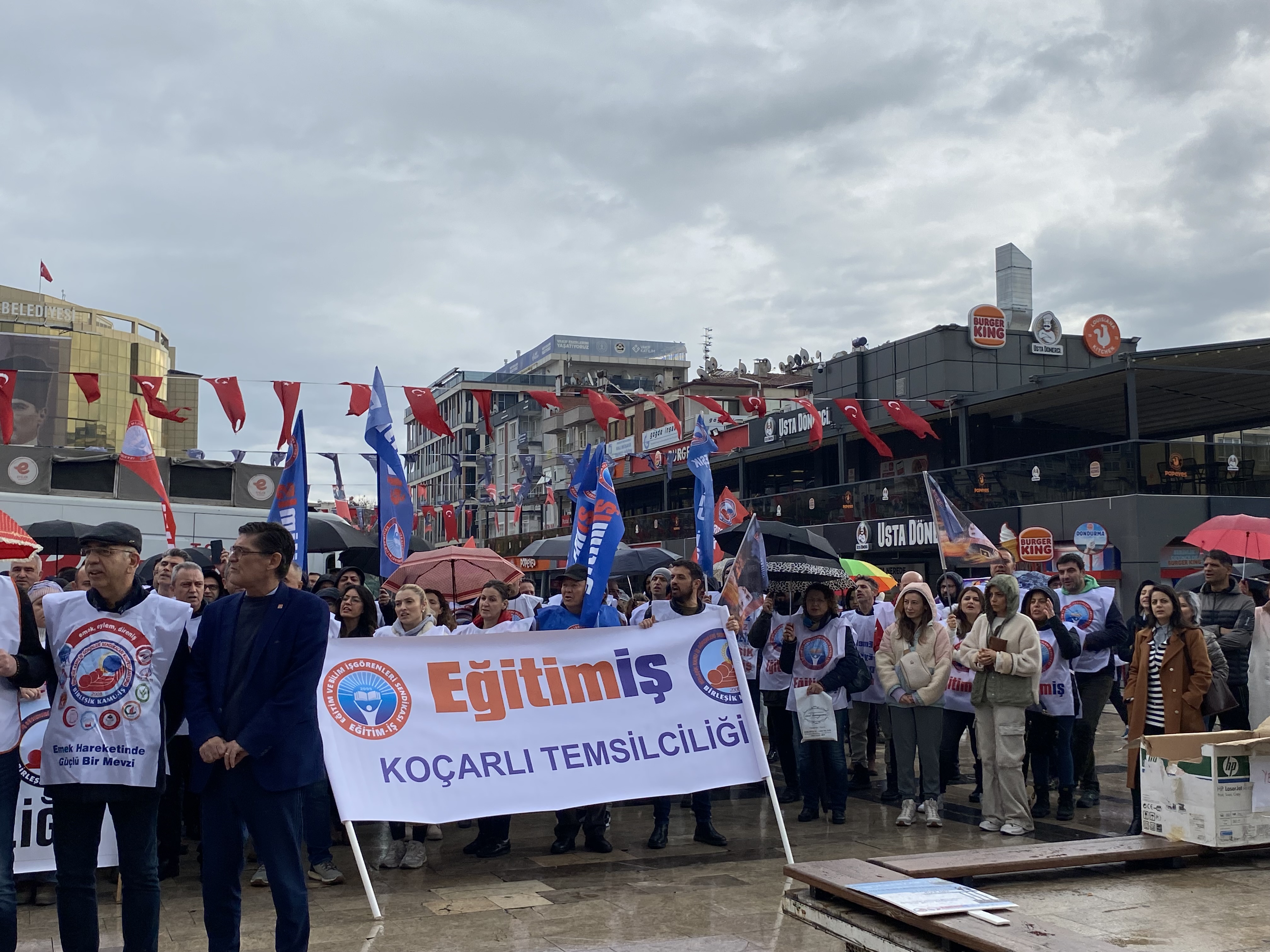 Aydın’da şemsiyeli eylem: Kamu emekçileri iş bıraktı 