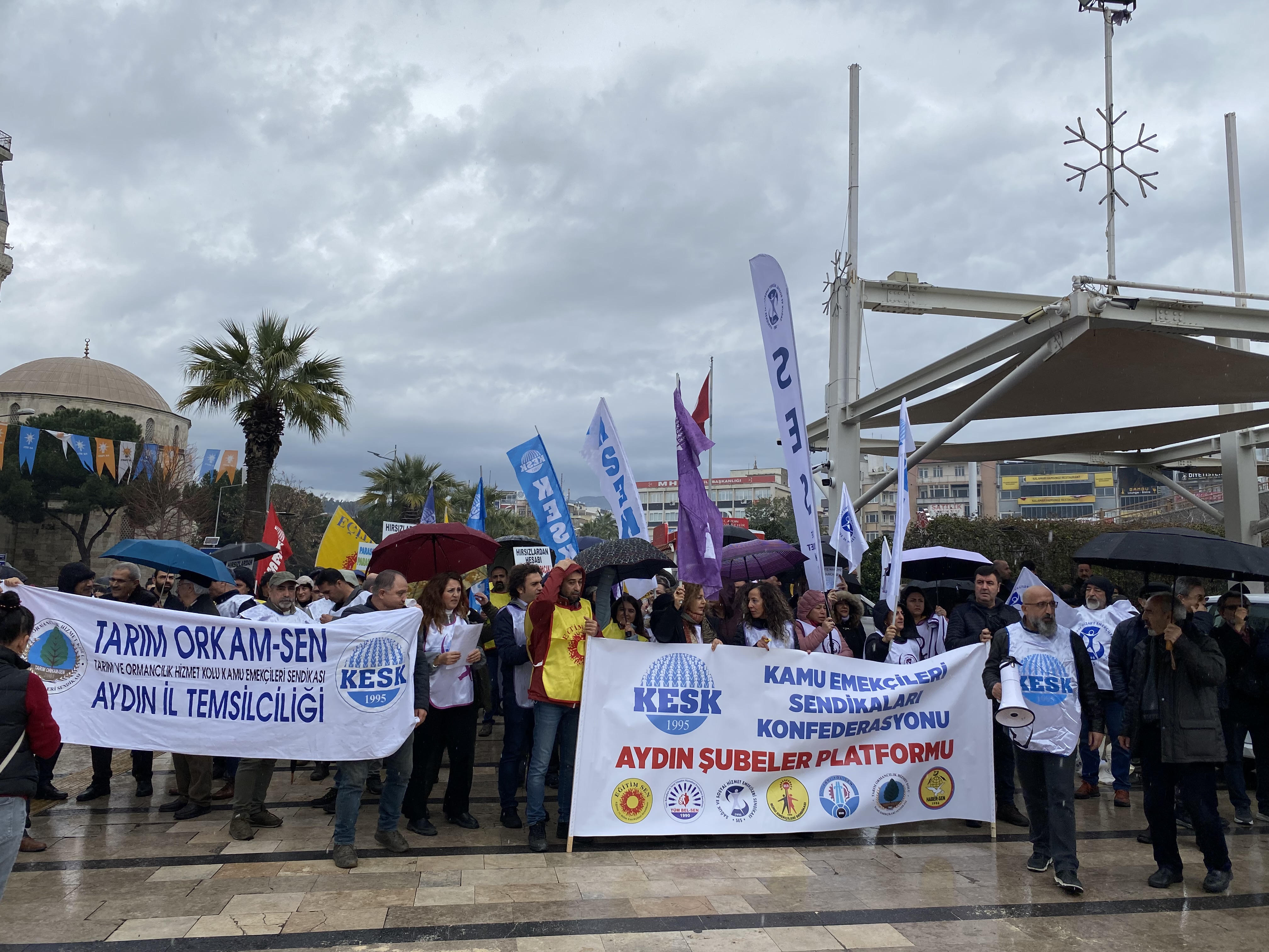 Aydın’da şemsiyeli eylem: Kamu emekçileri iş bıraktı 