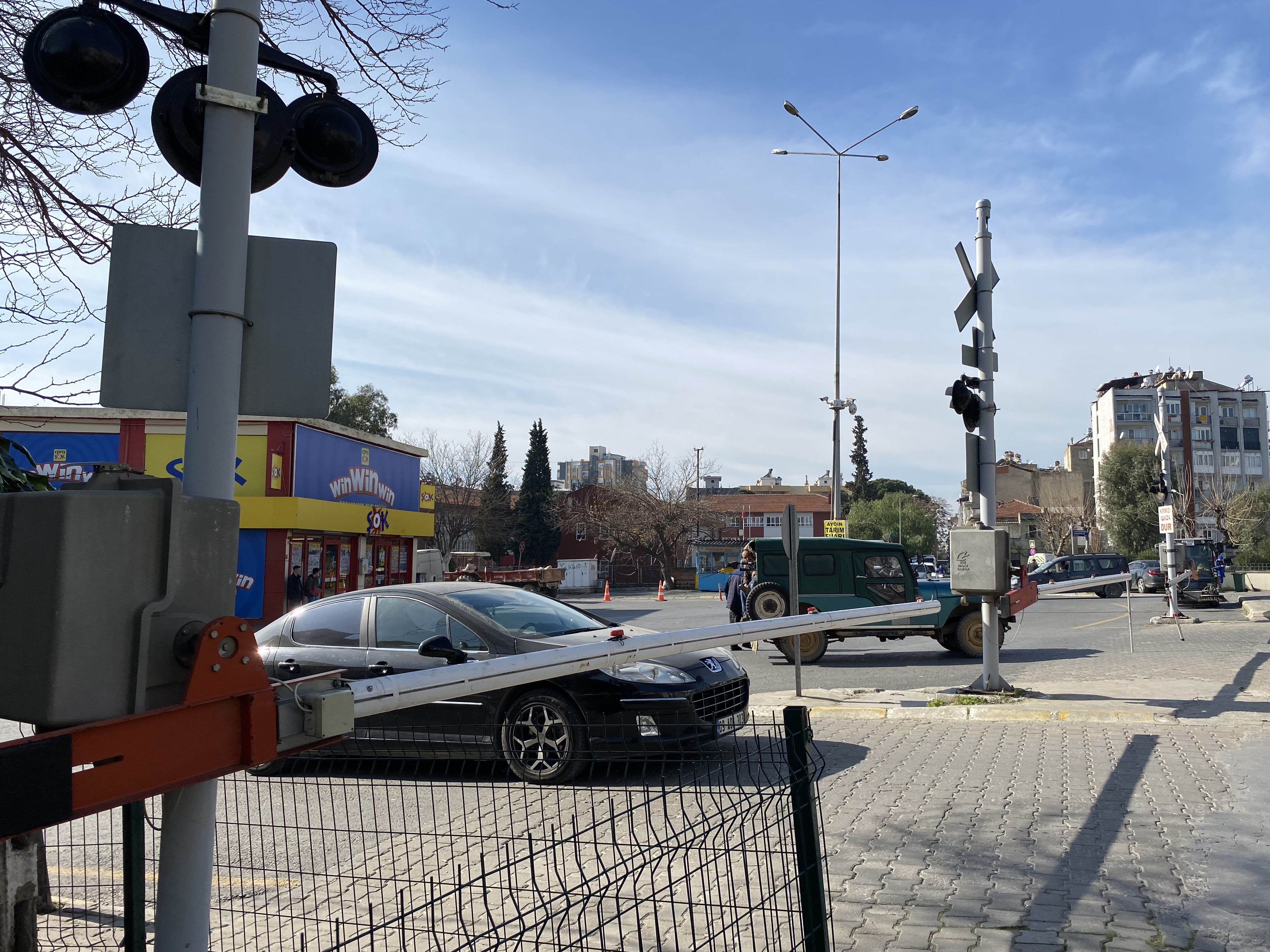 Aydın’da şehrin için geçen tren yolu korku saçıyor