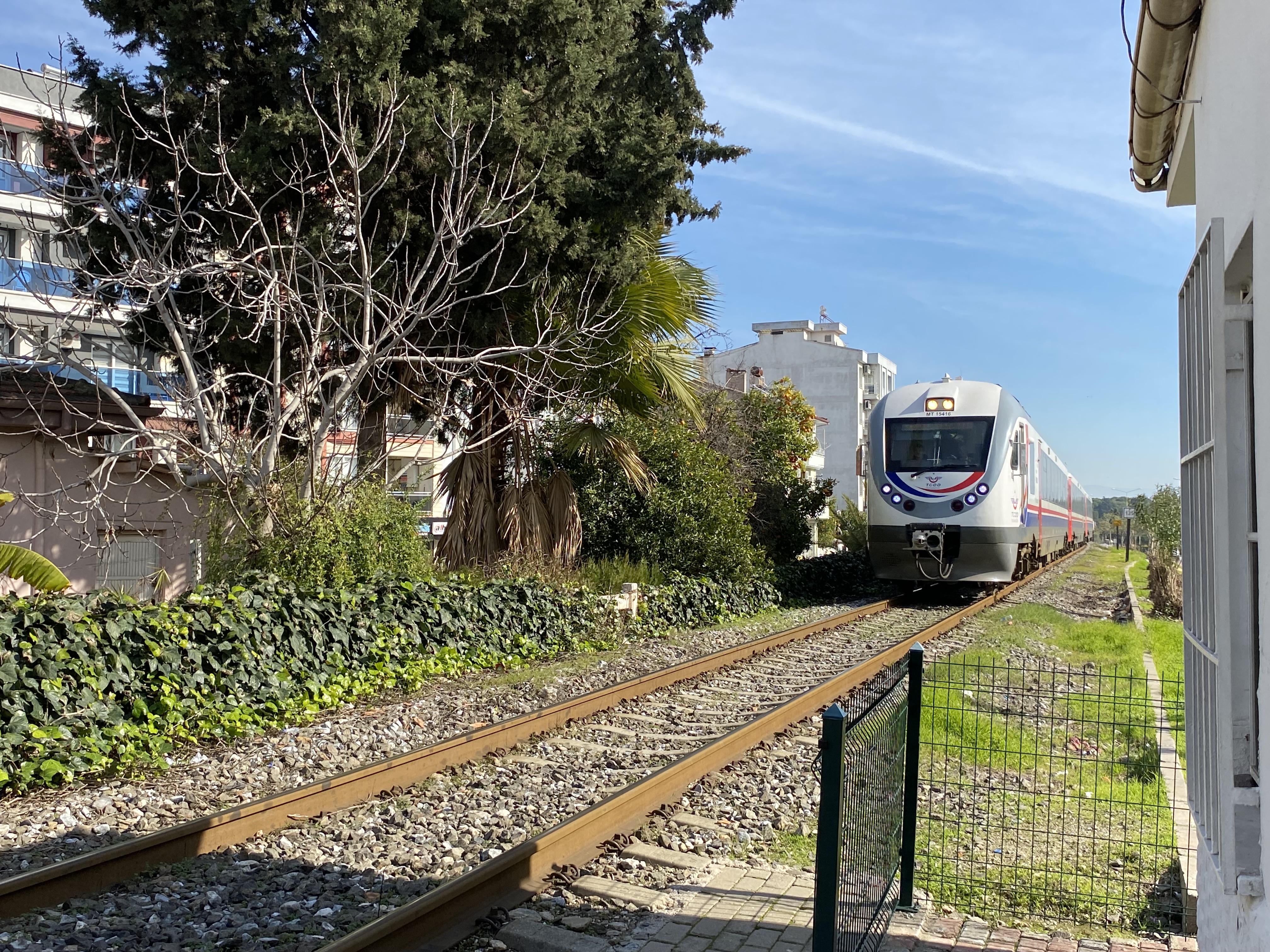 Aydın’da şehrin için geçen tren yolu korku saçıyor