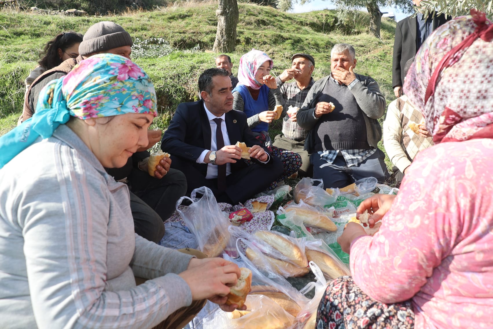 Baskan Arici Zeytin Hasadinda Ureticiler Ve Isciler Ile Bir Araya Geldi 536823 08E4605Aec62Ab28Fbe0Bdca6Fb475Ed