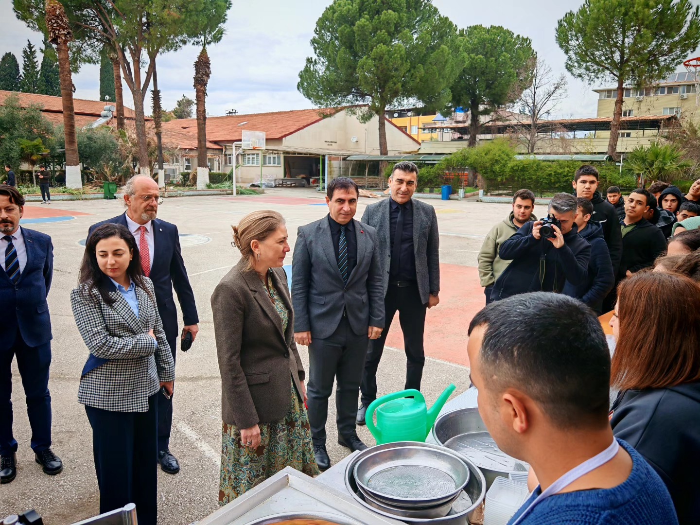 Merhum öğretmenin adı spor salonuna verildi