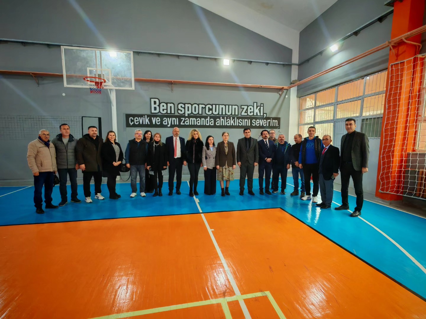 Merhum öğretmenin adı spor salonuna verildi