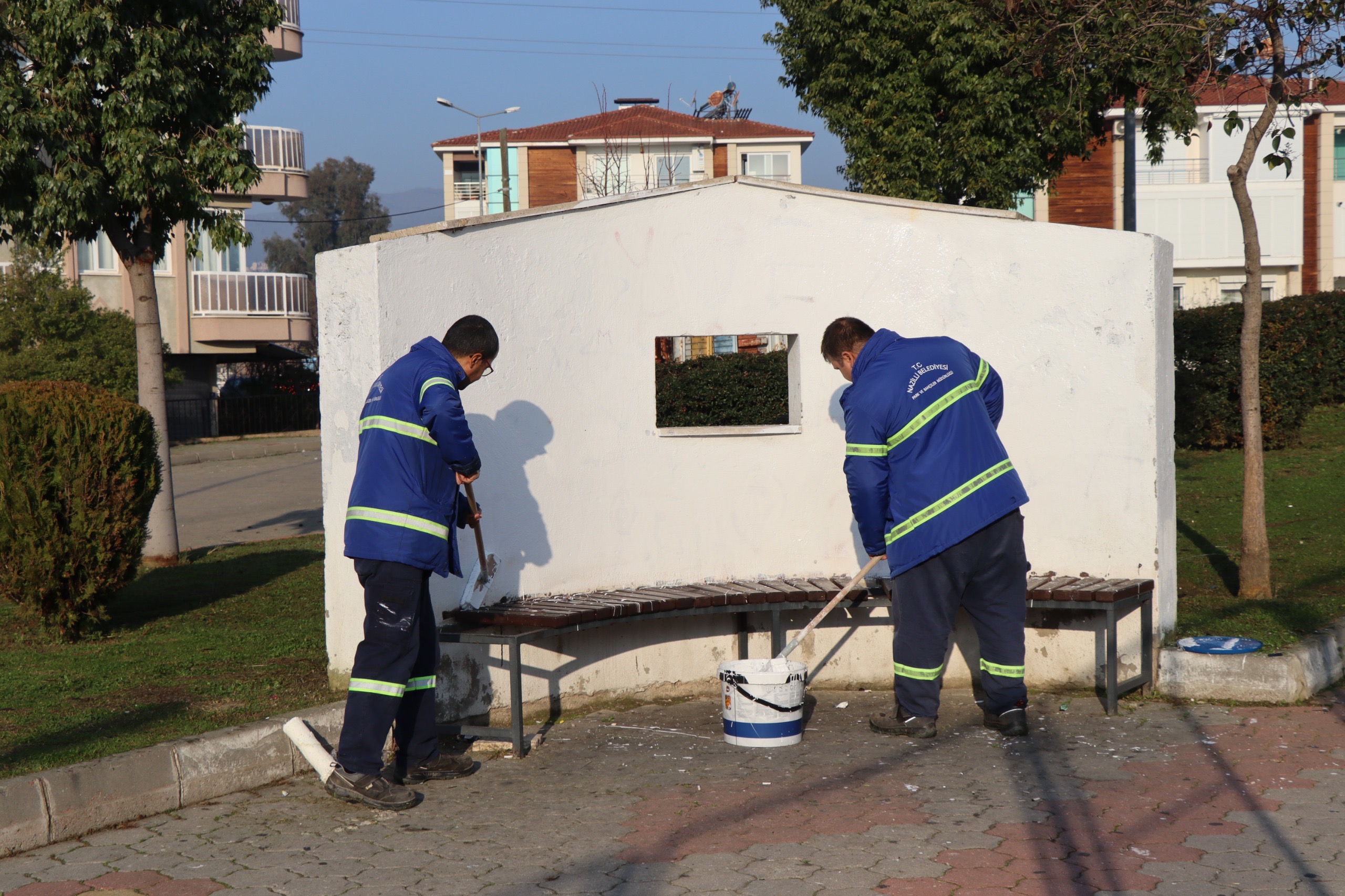 Nazilli Belediyesi’nden parklarda bakım ve ağaç dikim çalışması