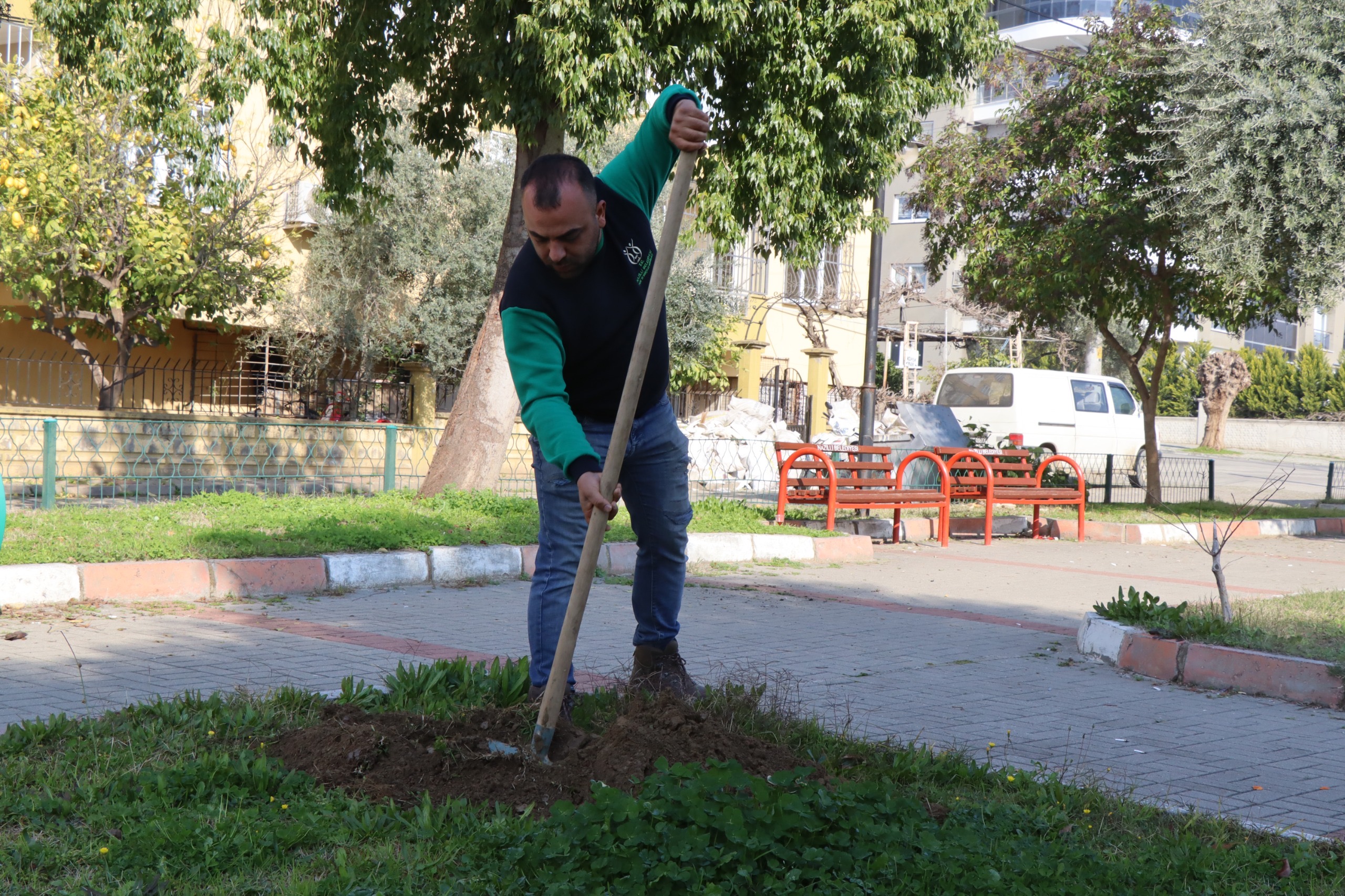 Nazilli Belediyesi’nden parklarda bakım ve ağaç dikim çalışması