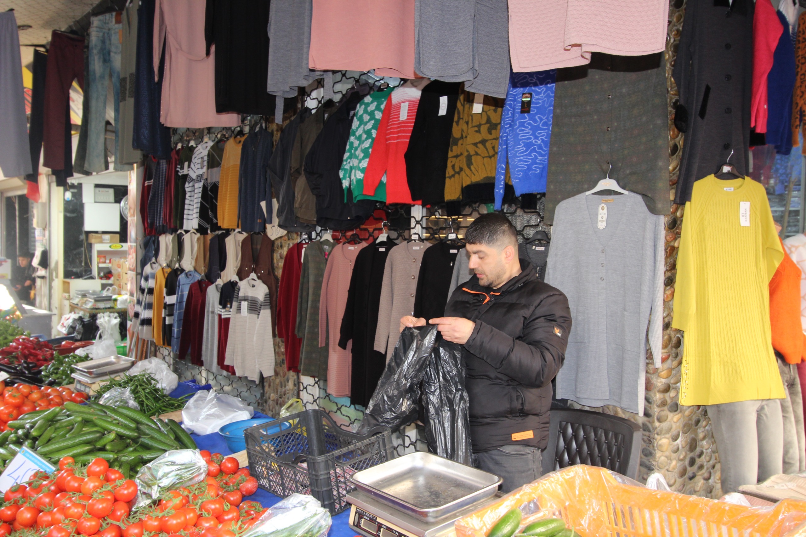 Nazilli’de farkındalık çalışması: Belediye ekipleri esnafa çöp poşeti dağıttı