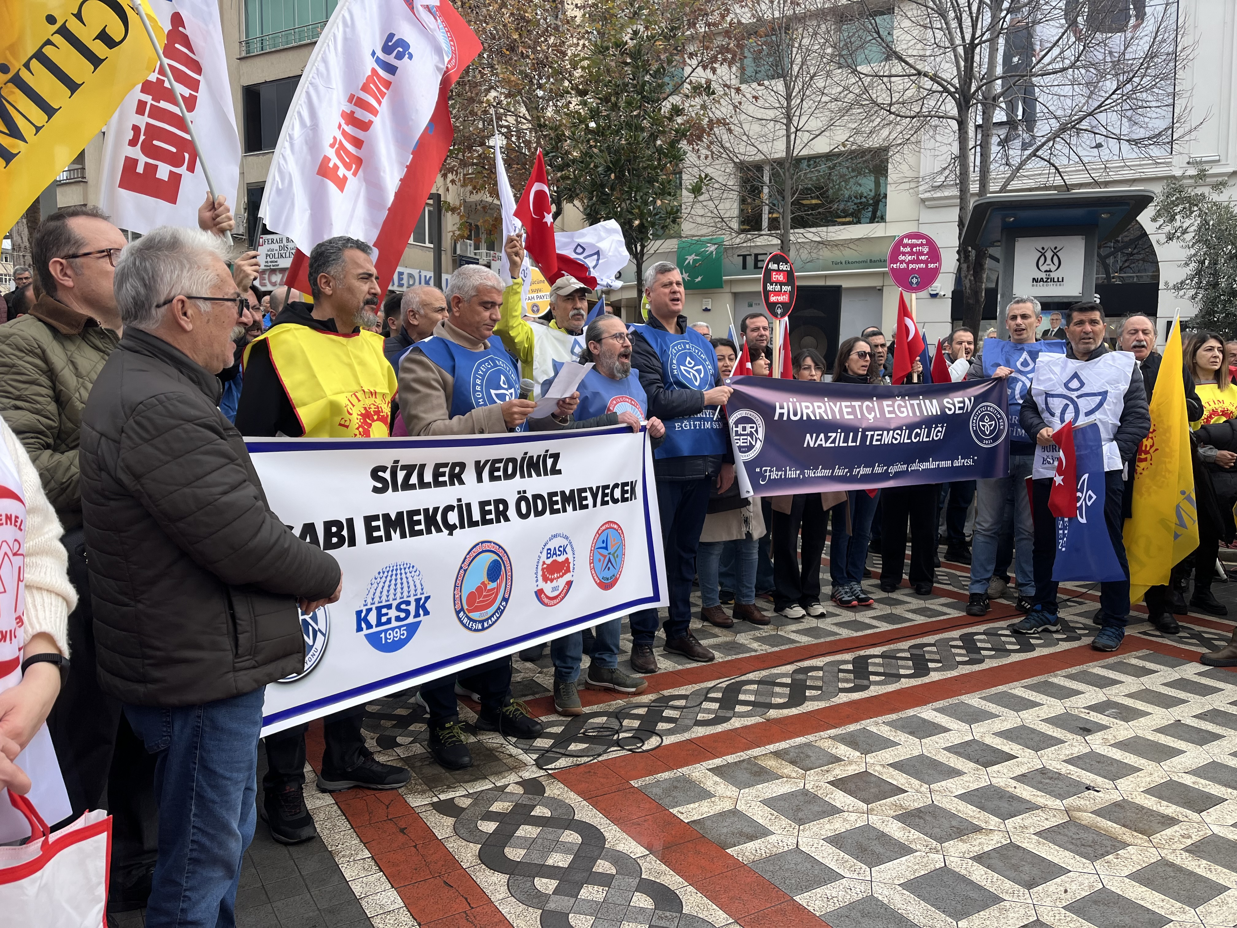 Nazilli’de öğretmenler iş bıraktı! Meydanda eylem yapıp taleplerini sıraladılar