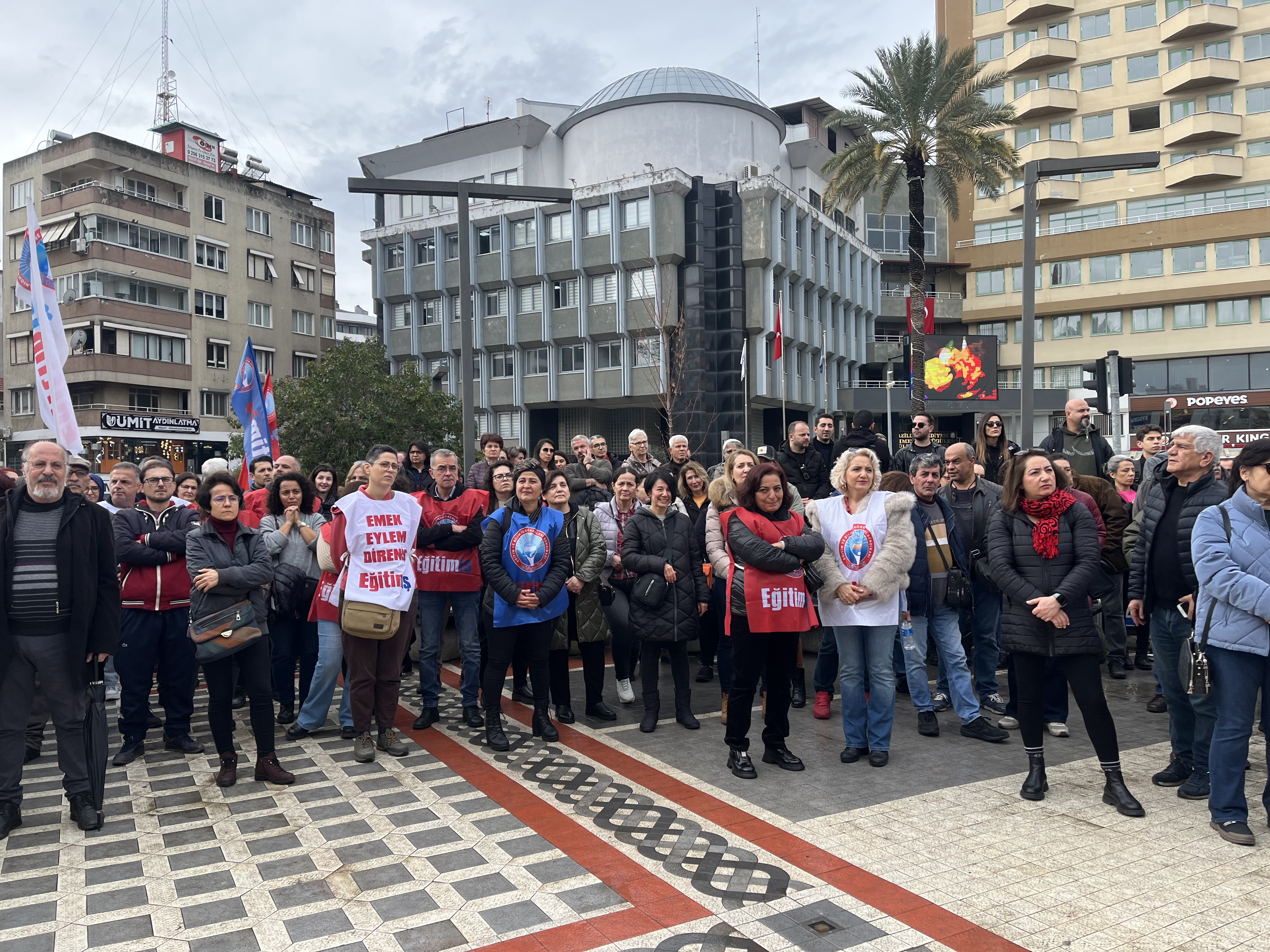 Nazilli’de öğretmenler iş bıraktı! Meydanda eylem yapıp taleplerini sıraladılar