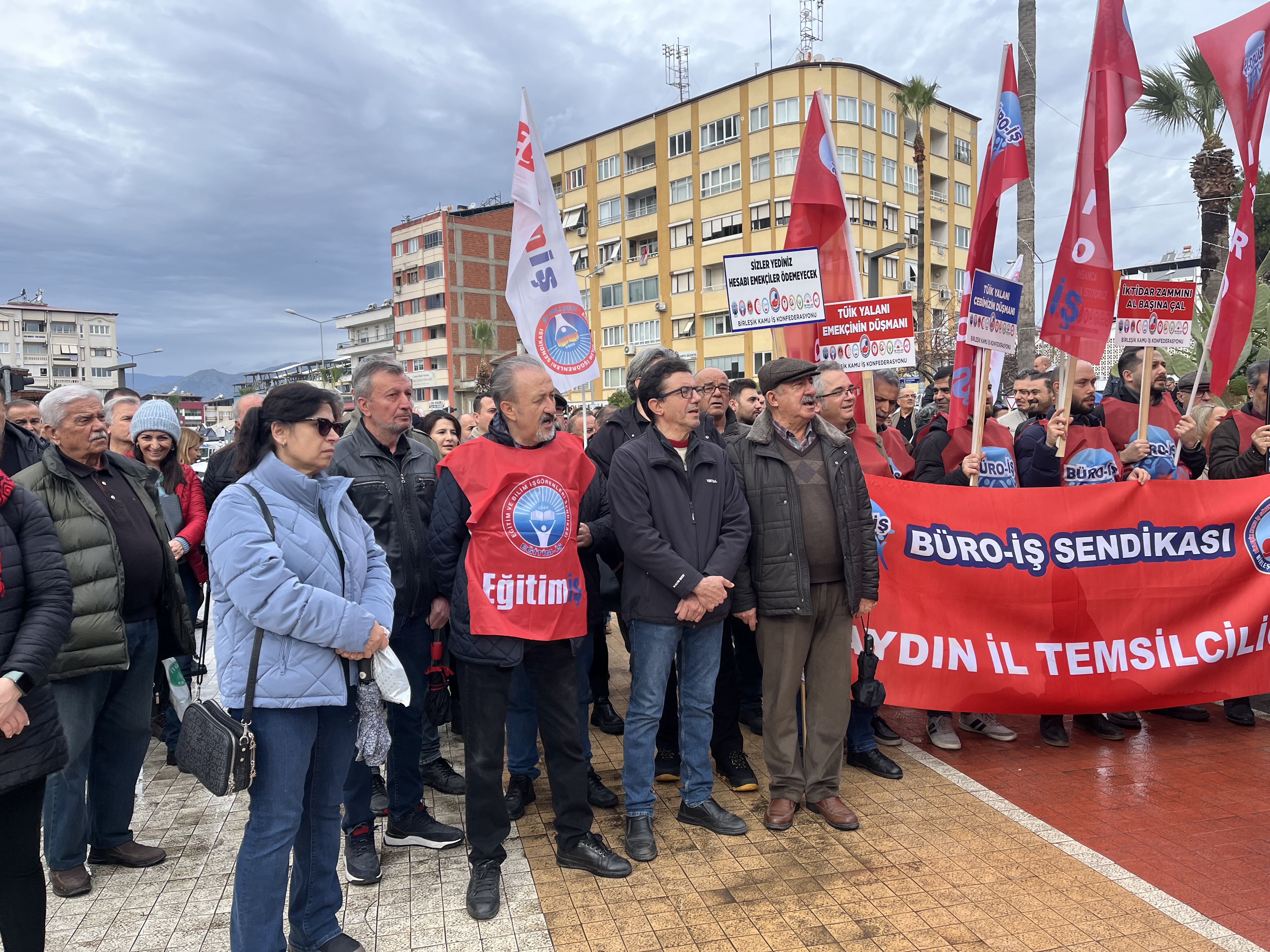 Nazilli’de öğretmenler iş bıraktı! Meydanda eylem yapıp taleplerini sıraladılar