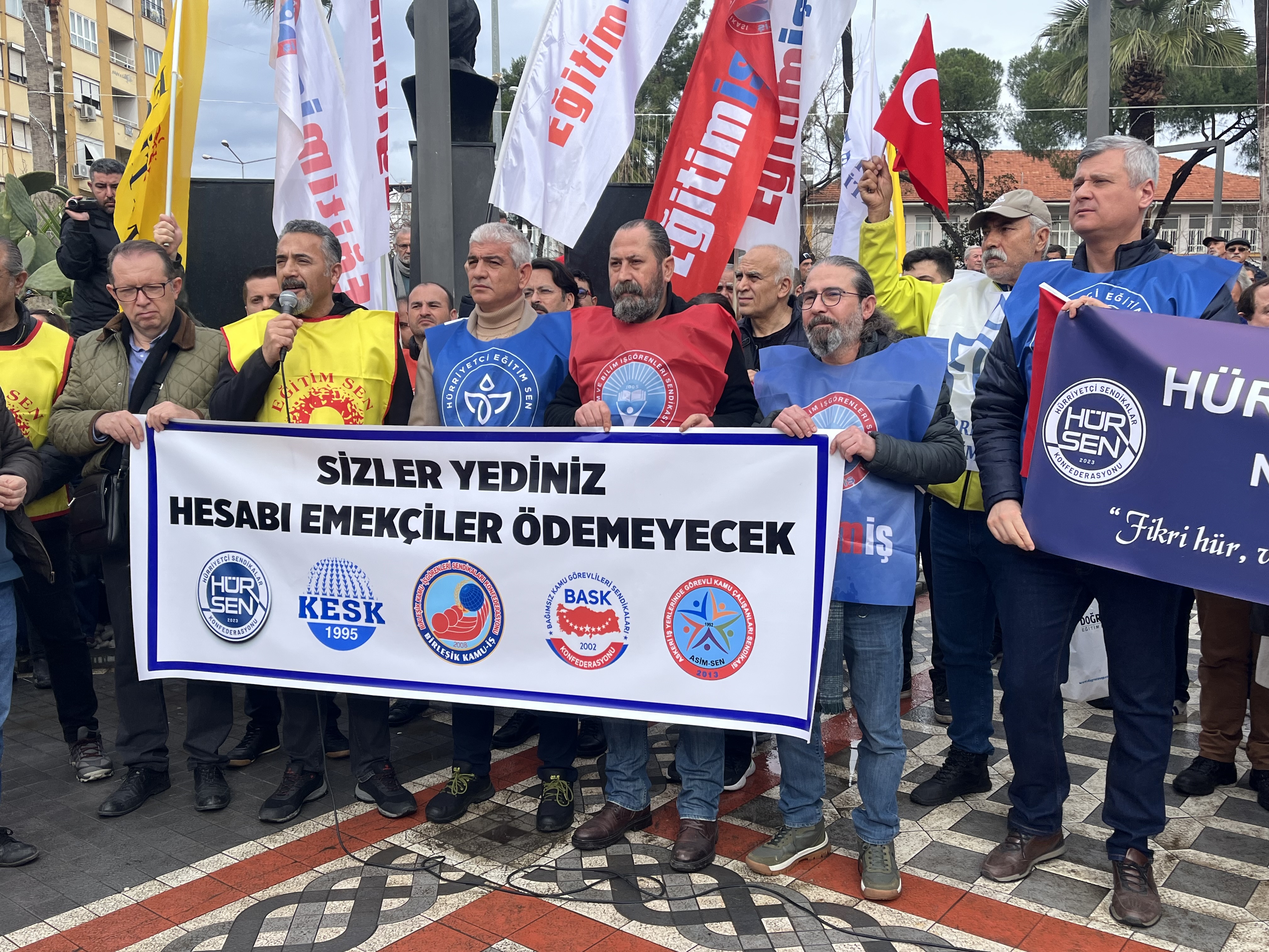 Nazilli’de öğretmenler iş bıraktı! Meydanda eylem yapıp taleplerini sıraladılar