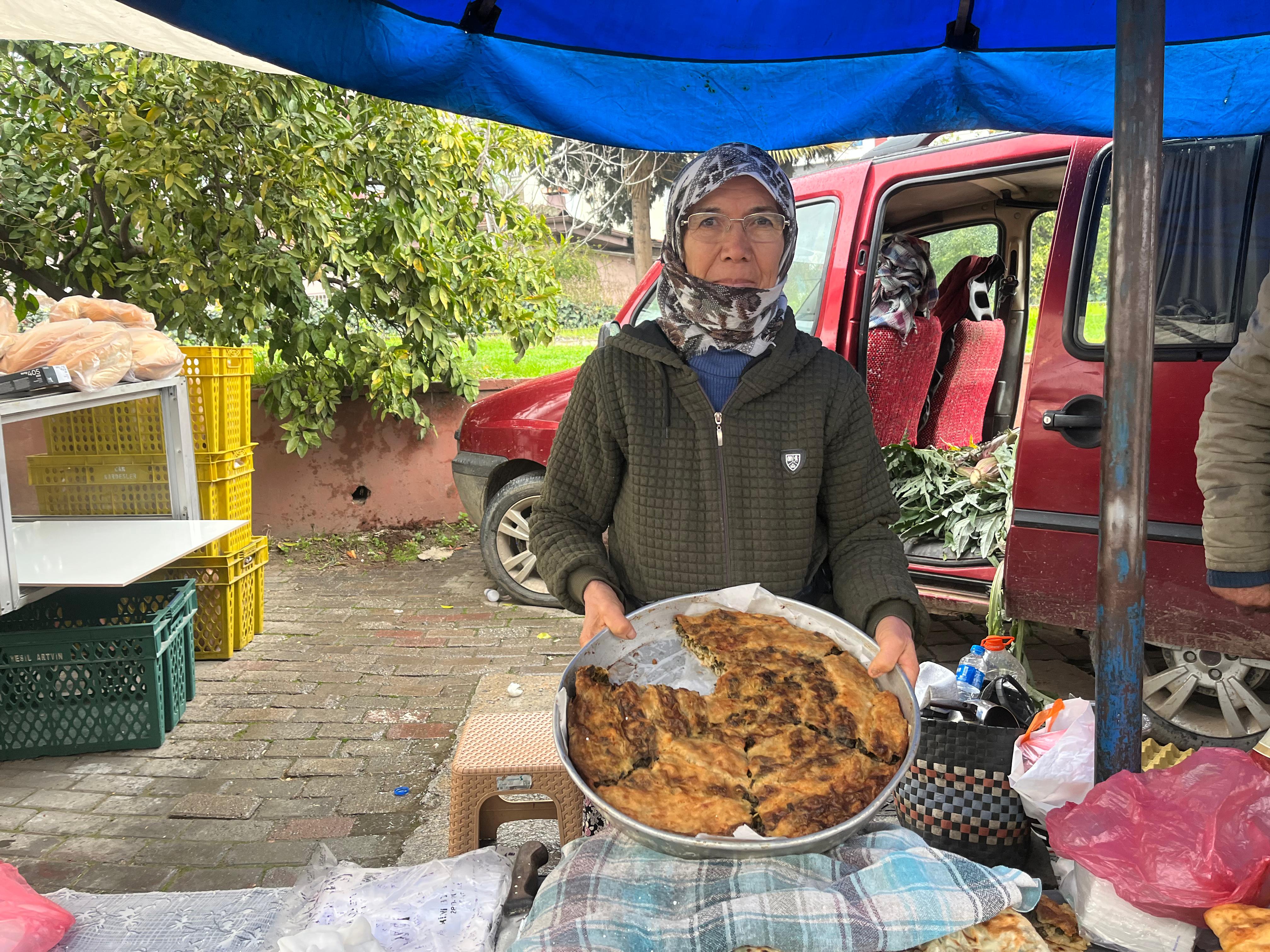  Pazarda sattıklarıyla cezaevindeki çocuklarına bakıyorlar