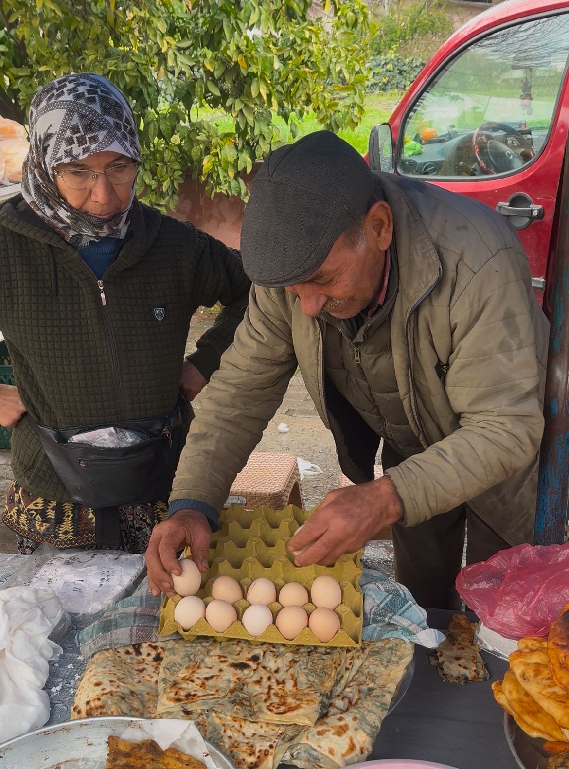  Pazarda sattıklarıyla cezaevindeki çocuklarına bakıyorlar