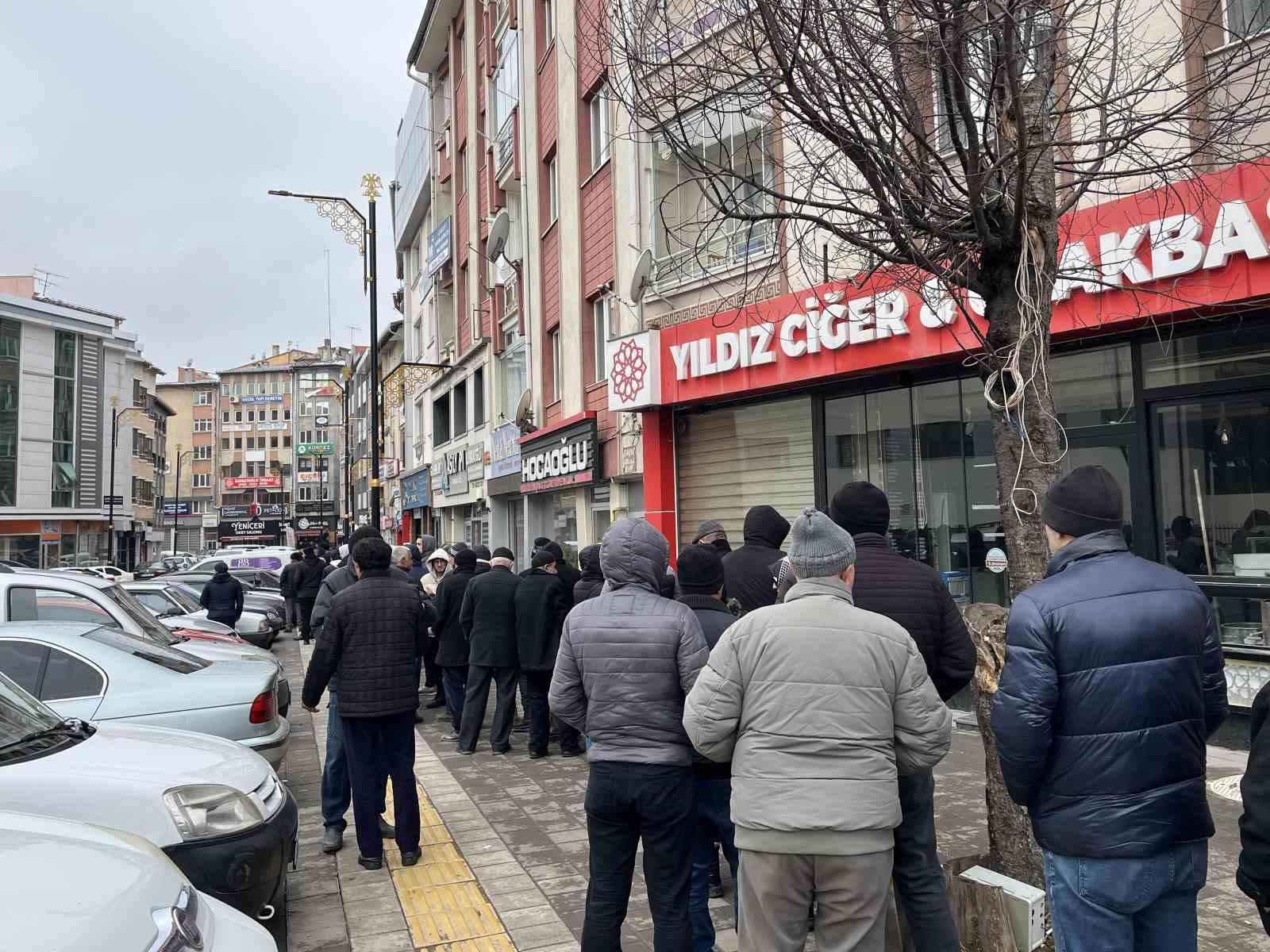 Etin ucuza satıldığı işletmeye hücum! Uzun kuyruklar oluşuyor