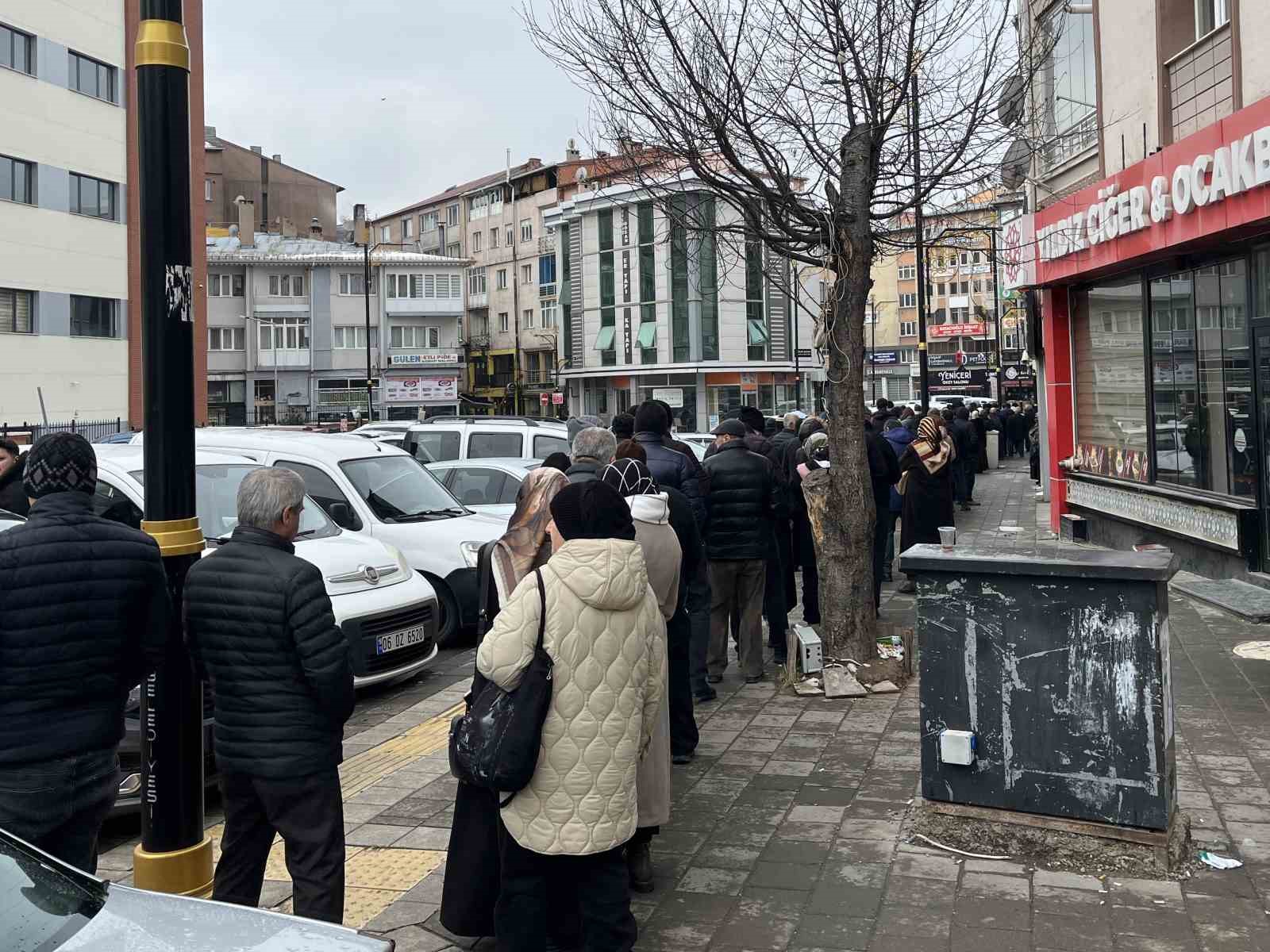 Etin ucuza satıldığı işletmeye hücum! Uzun kuyruklar oluşuyor