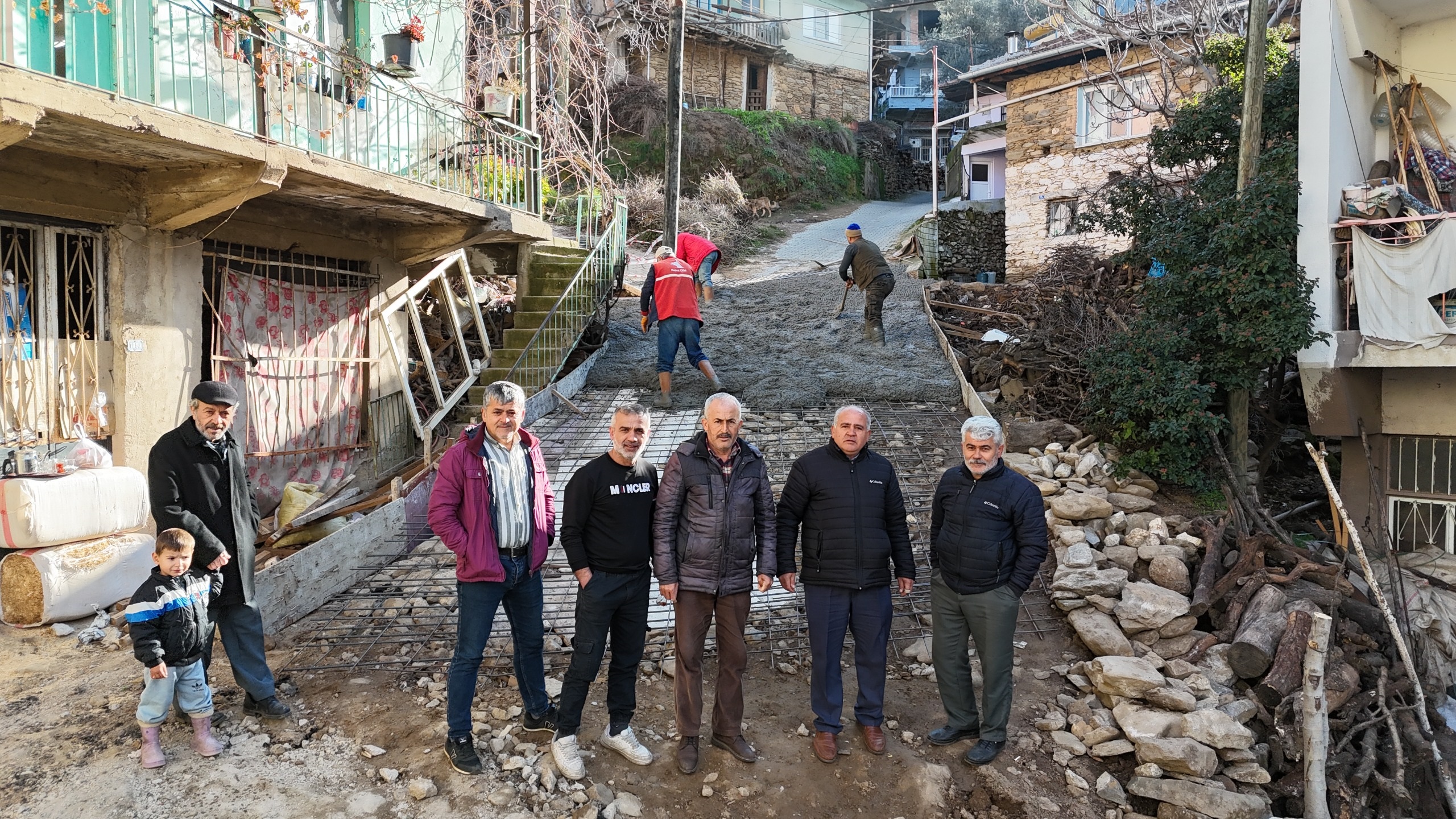 Nazilli Belediyesi Işıklar Mahallesi’nde çöken yola müdahale etti