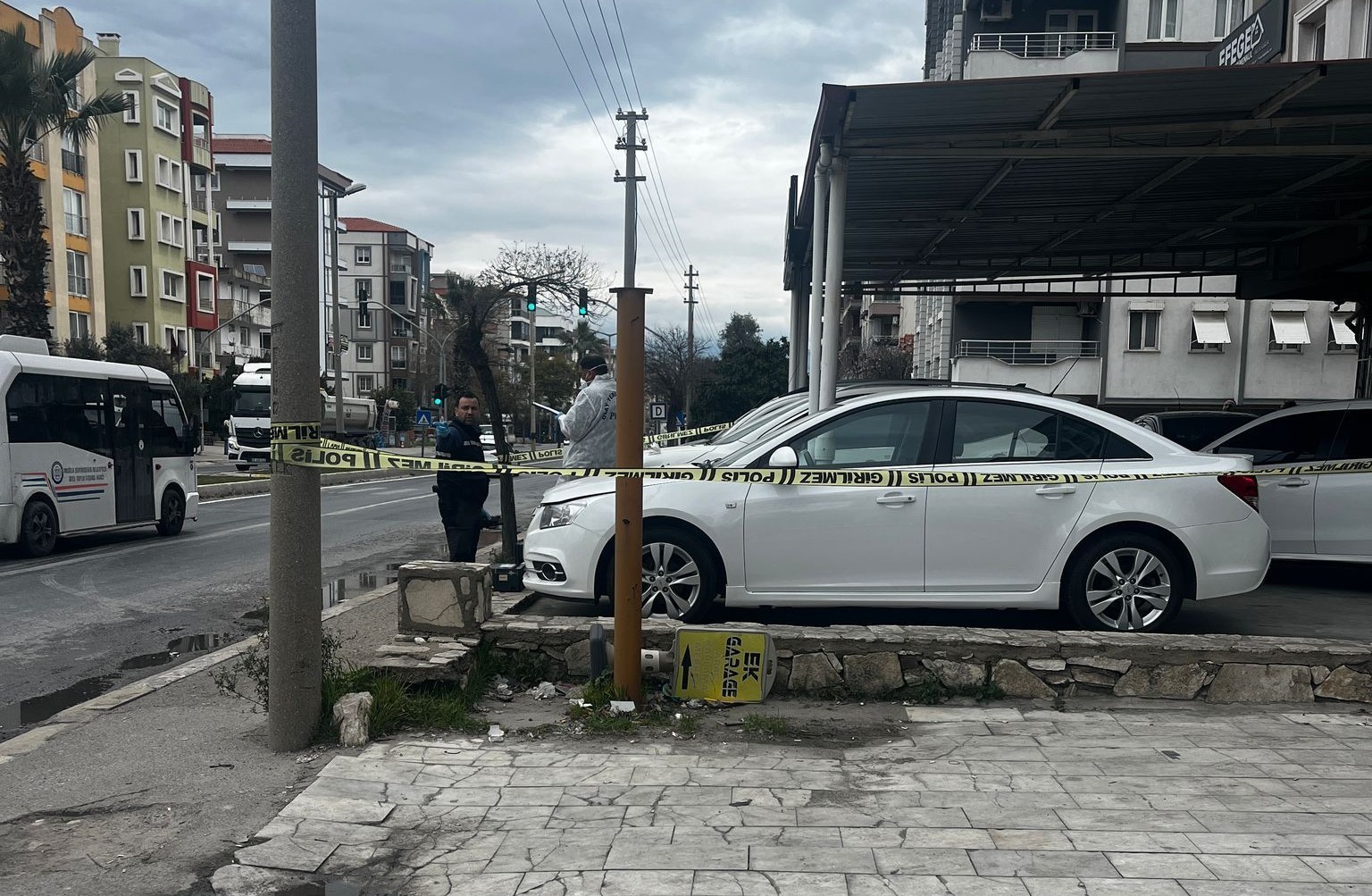 İş yerinin önünde kanlı infaz! Kurşun yağmuruna tutuldu