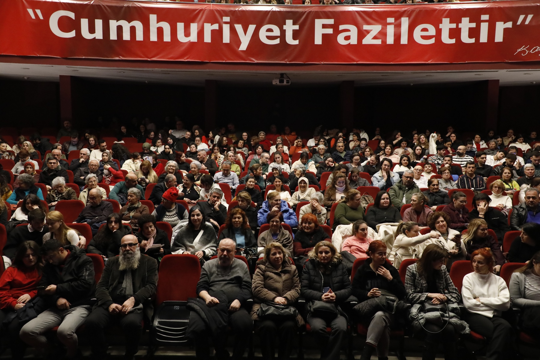 Başkan Çerçioğlu birbirinden güzel tiyatro eserlerini Aydınlılar ile buluşturmaya devam ediyor