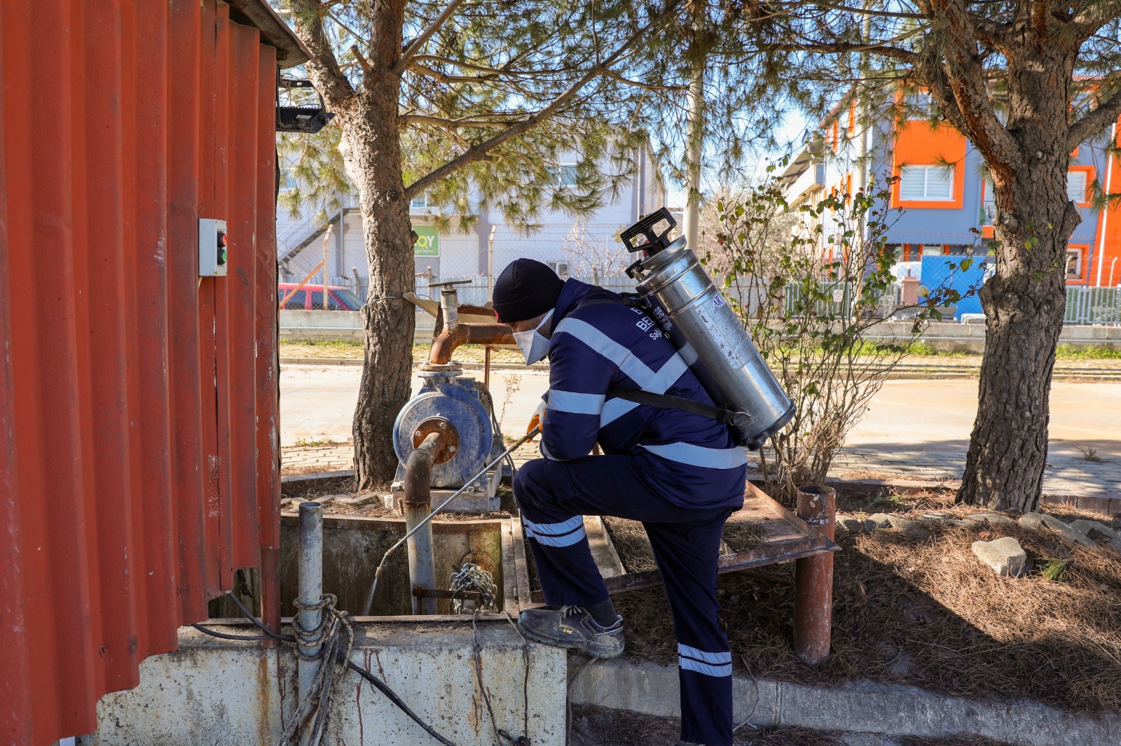 Efeler’de sineklerle mücadele 12 ay boyunca devam ediyor