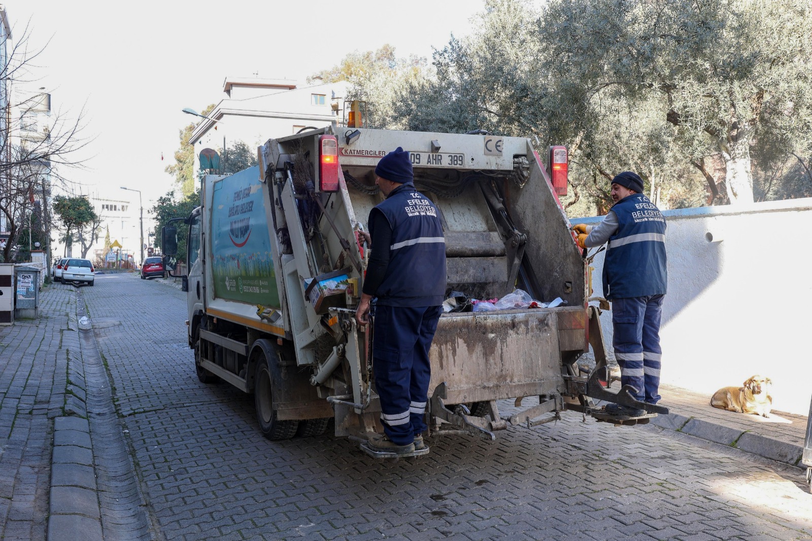 Efeler’de temizlik aksamıyor: Belediye ekipleri sahada