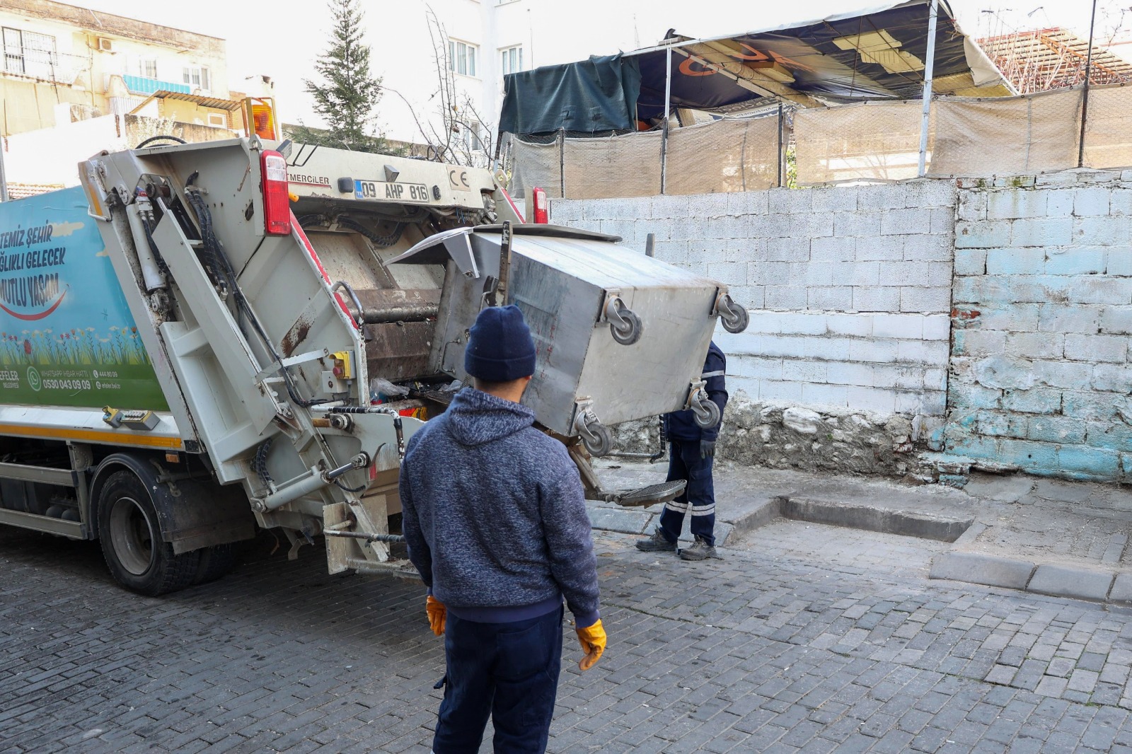 Efeler’de temizlik aksamıyor: Belediye ekipleri sahada