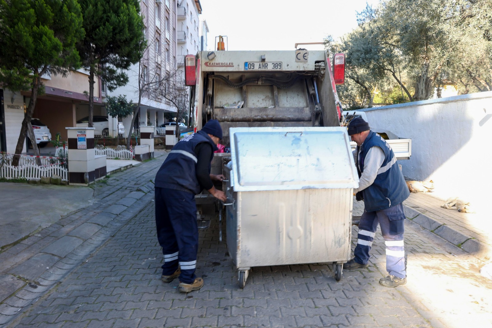 Efeler’de temizlik aksamıyor: Belediye ekipleri sahada